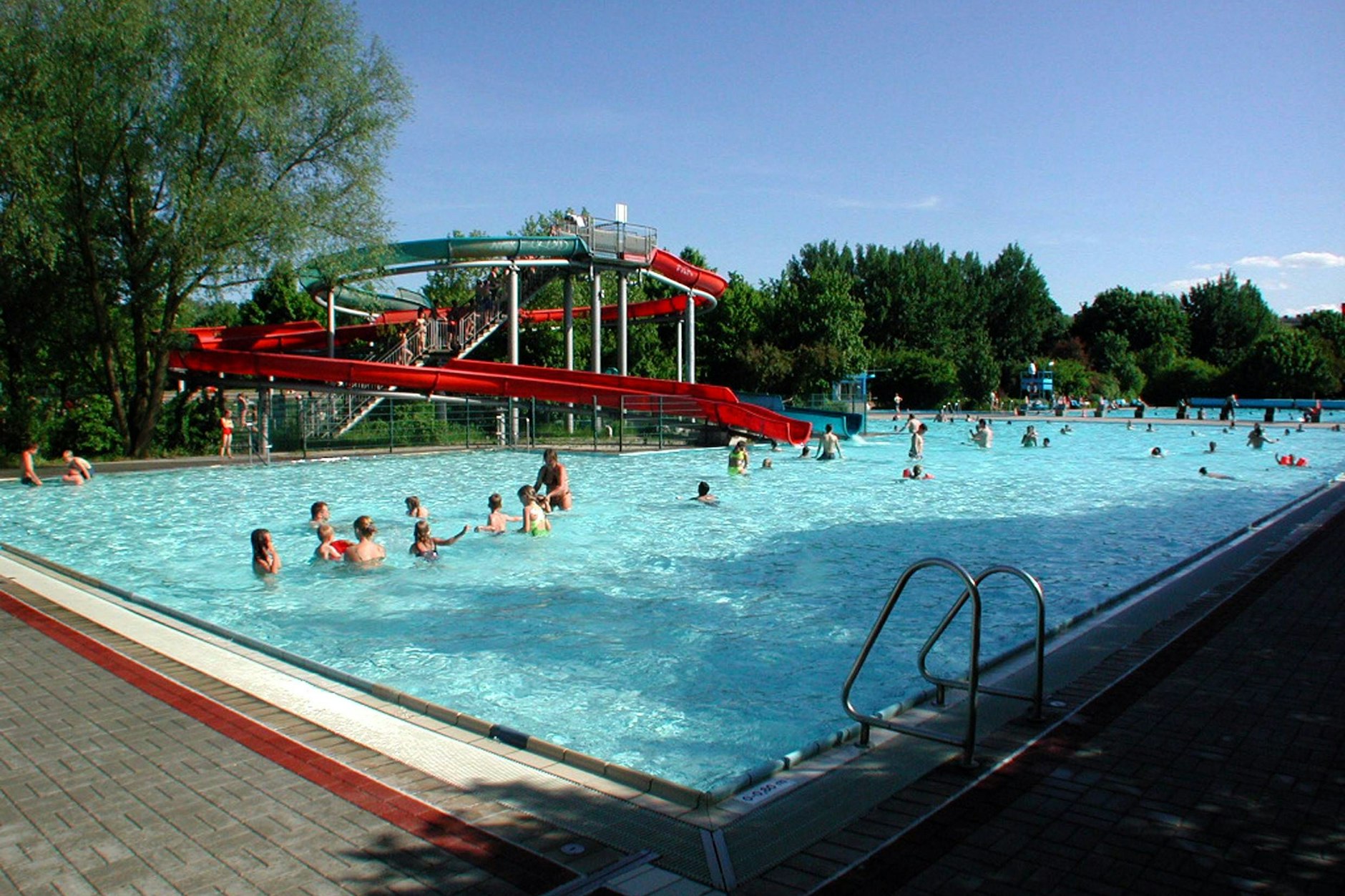 Mariendorf: Das Kombibad am Ankogelweg bleibt nach dem Brand vorerst geschlossen.