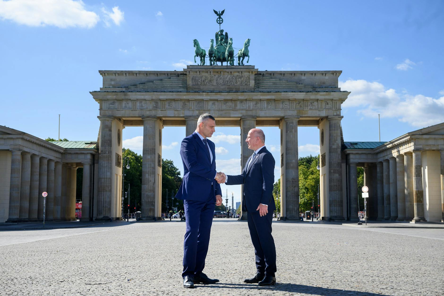 Berlins Regierender Bürgermeister Kai Wegner und Kyjiws Bürgermeister Vitali Klitschko am Brandenburger Tor.