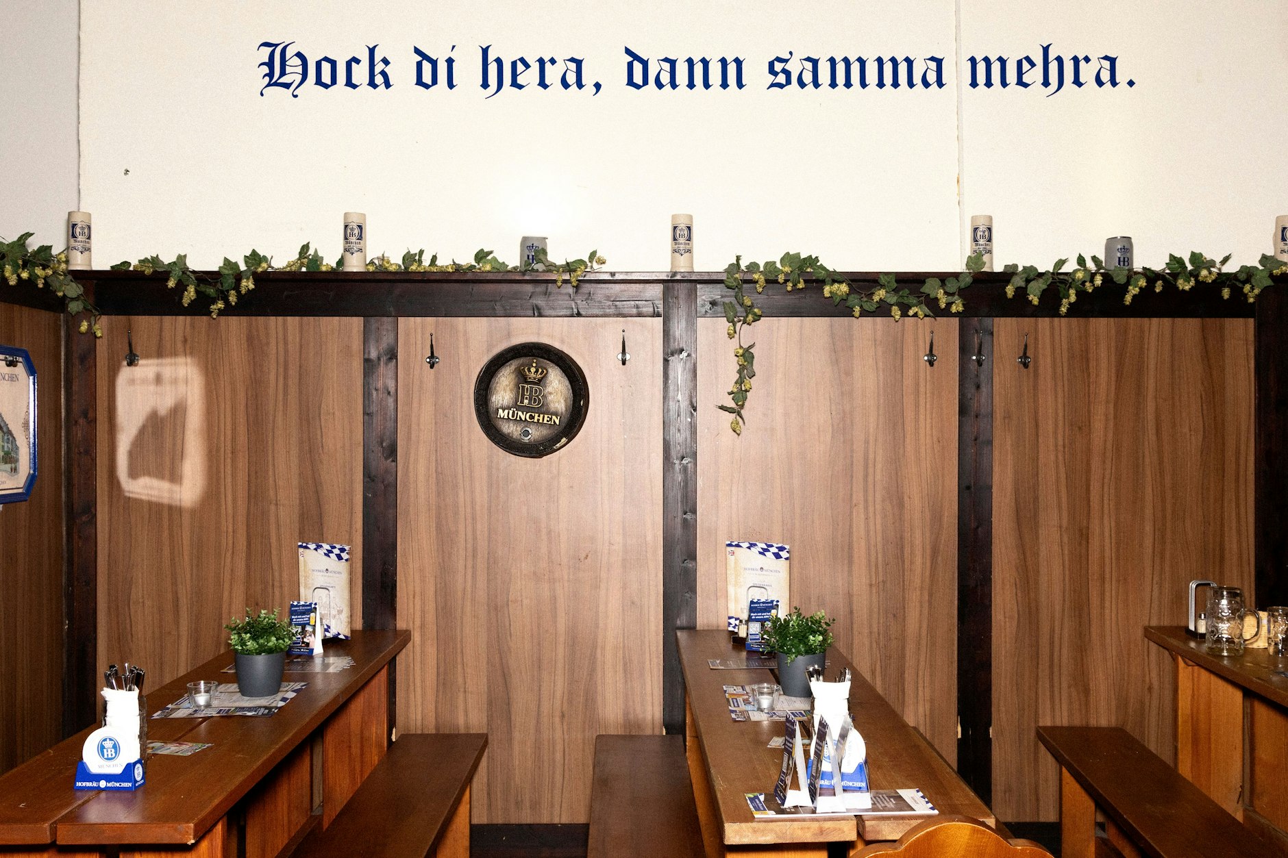 Noch „kannst dich dazusetzen“, zum Oktoberfest-Auftakt sind die Tische im Wirtshaus allerdings ausgebucht.