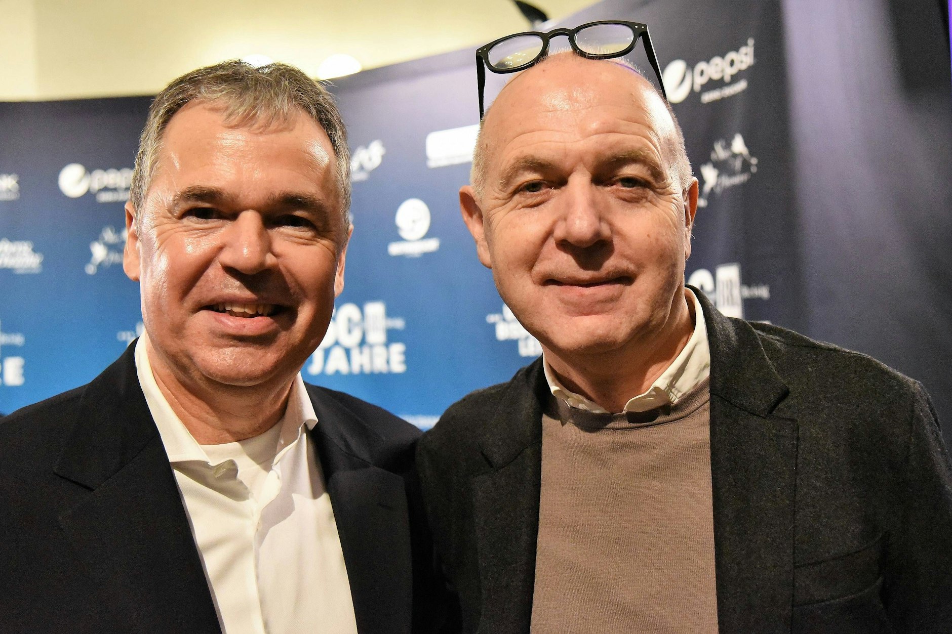 DFB-Präsident Bernd Neuendorf (r.) hat sich in Andreas Rettig (l.) den größten Kritiker des deutschen Fußballs ins Boot geholt.
