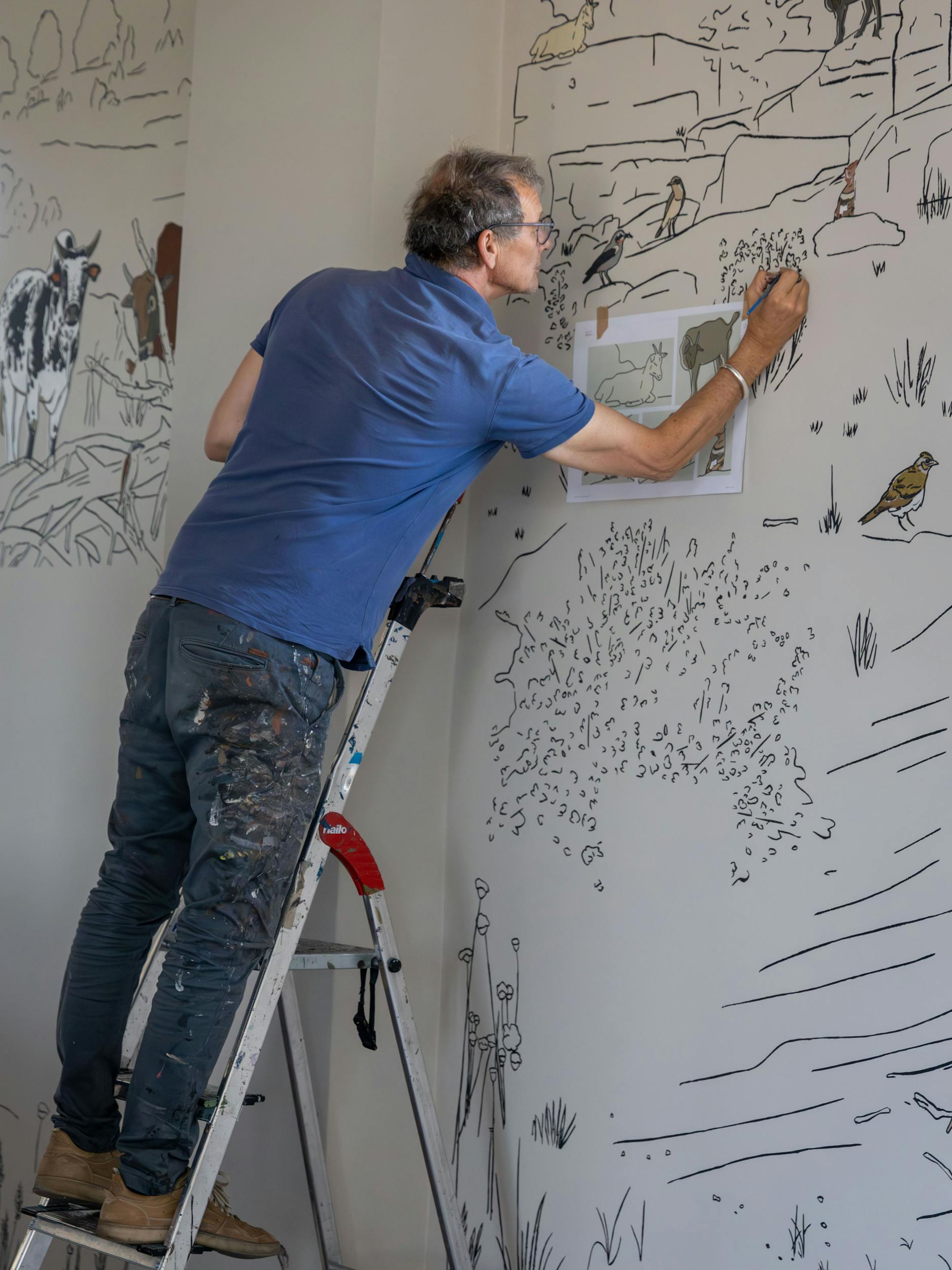 Der Theatermaler Mario Kwast bemalt die Wände der Ausstellungsräume des Naturerlebniszentrums.