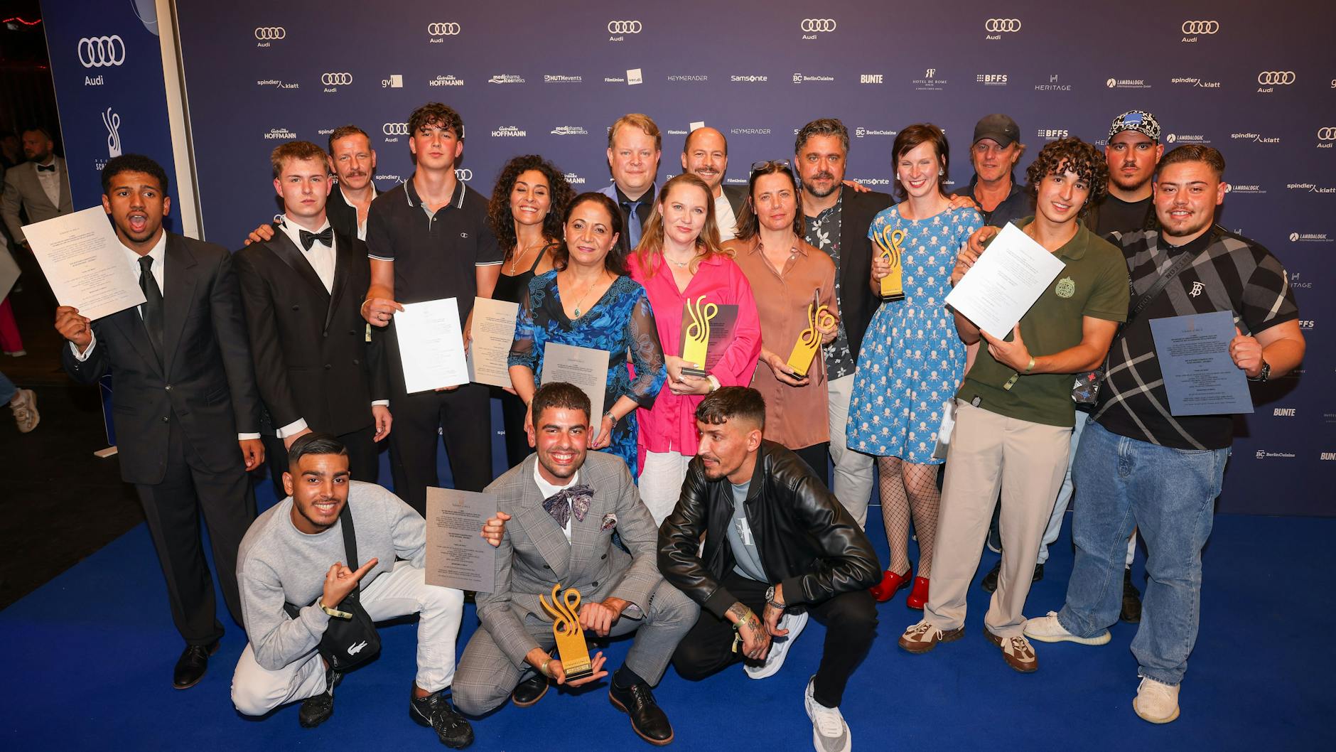 Berlin: Der Coming-of-Age-Film „Sonne und Beton“ erhält den Deutschen Schauspielpreis in der Kategorie Ensemblepreis. Hier zu sehen: das Ensemble des Films.