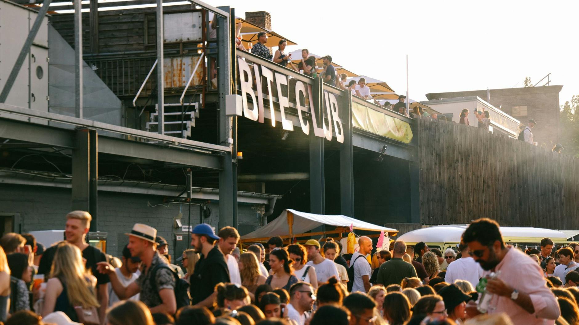 Eine Option fürs Wochenende: bei Streetfood die letzten Sonnenstrahlen genießen.