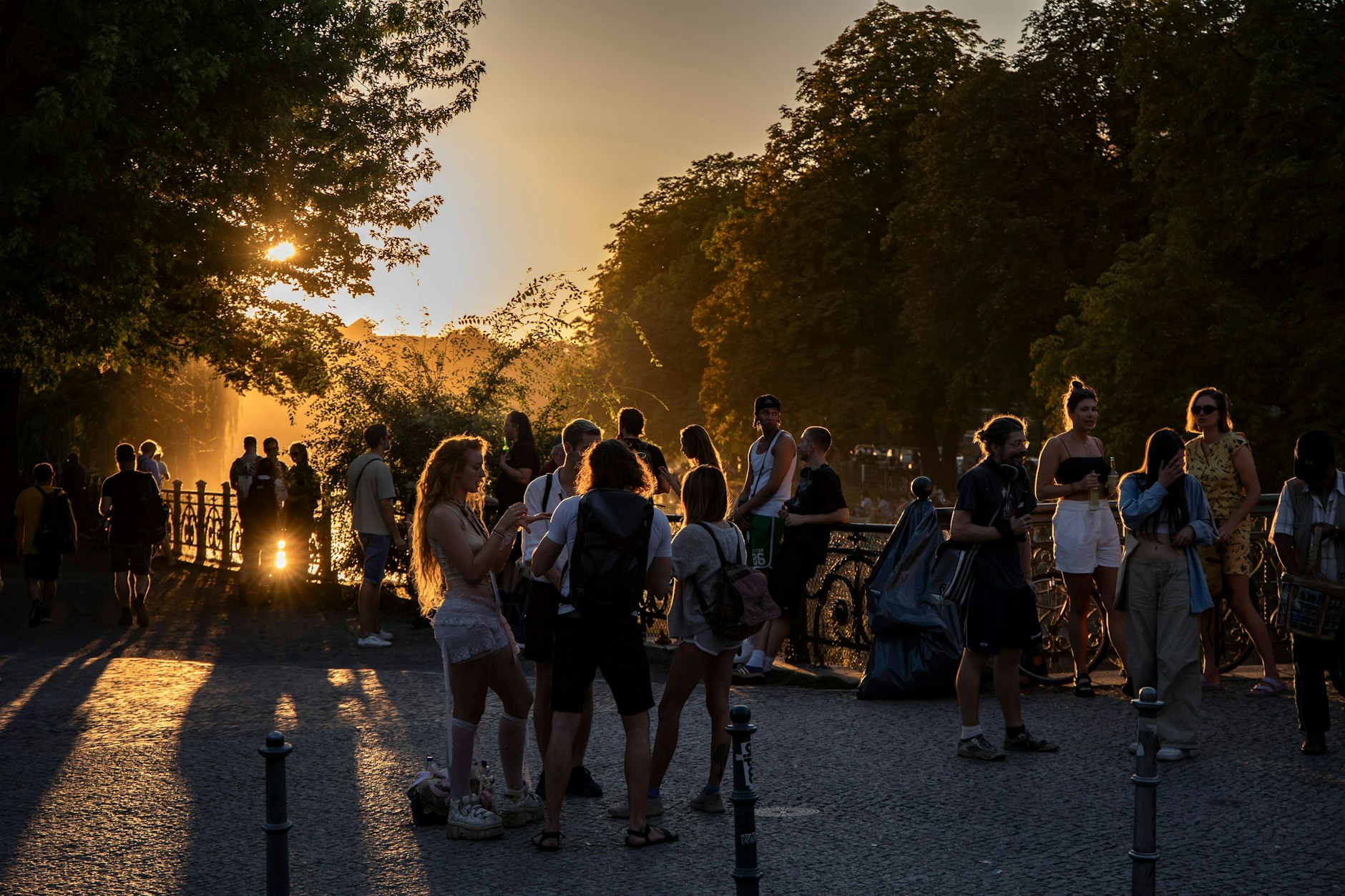 Ein Abend-Bierchen auf der Admiralbrücke: Auch dieses Wochenende eignet sich das Wetter dafür noch sehr gut.