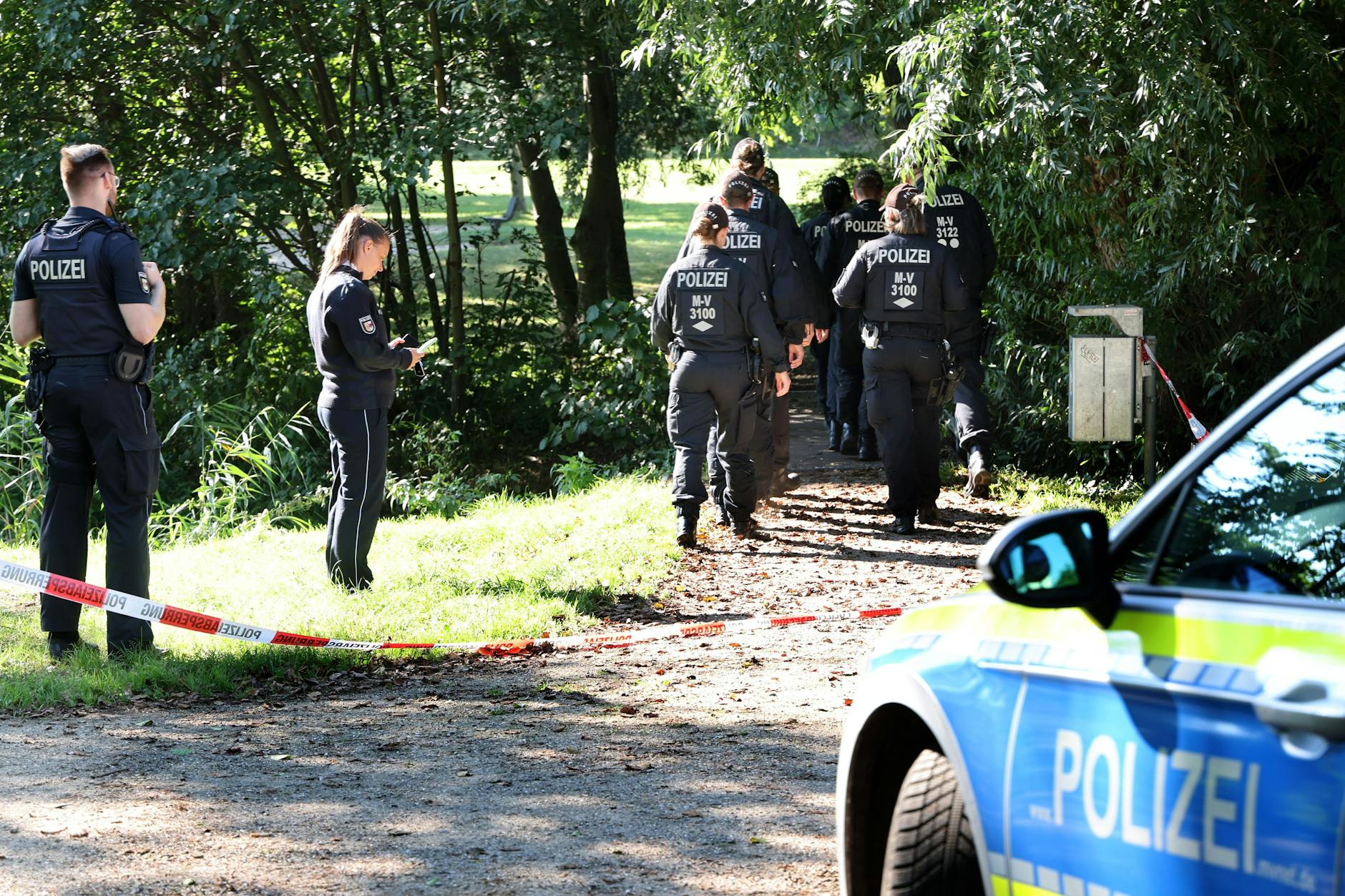 Pragsdorf: Polizeikräfte n der Nähe zum abgesperrten Fundort am See, wo am Abend des 14.09.2023 der schwer verletzte Sechsjährige gefunden wurde, der später an seinen Verletzungen verstarb.
