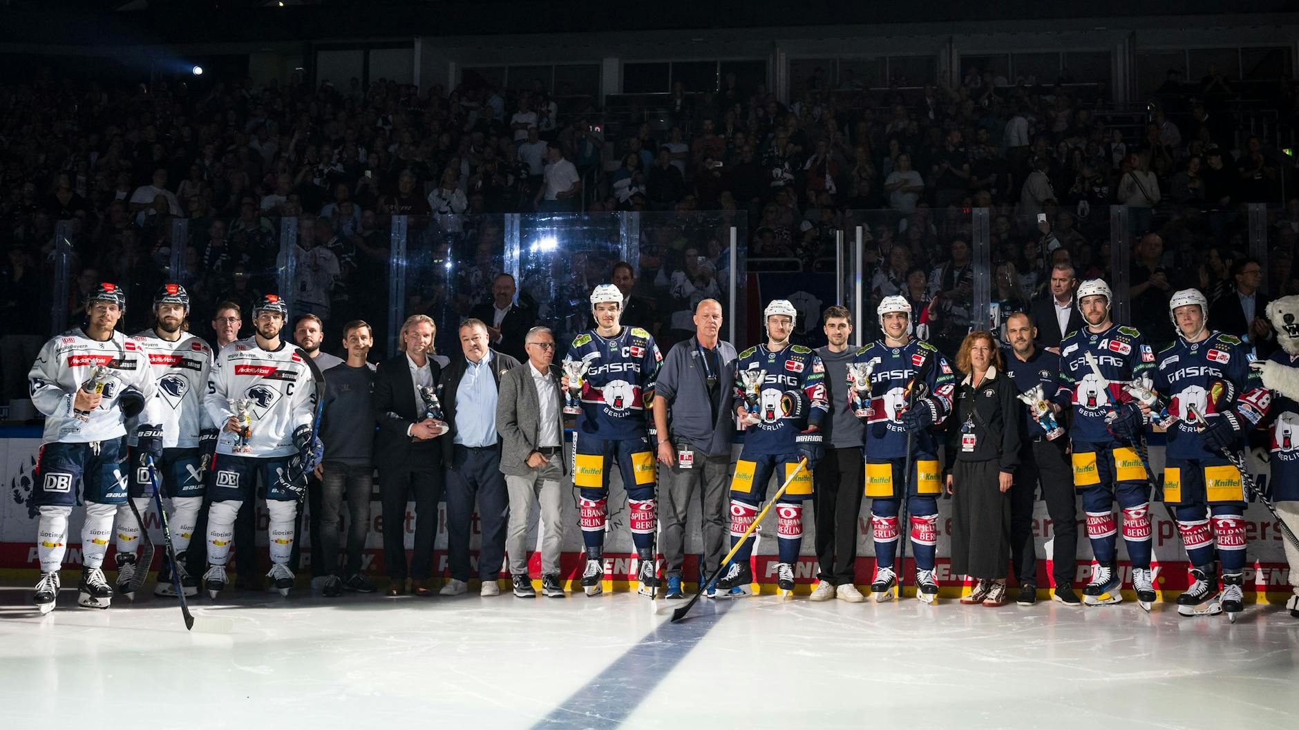 Viel Klasse in der MB-Arena: Vorm ersten Bully werden acht Vize-Weltmeister geehrt, drei aus Ingolstadt (l.), fünf aus Berlin.