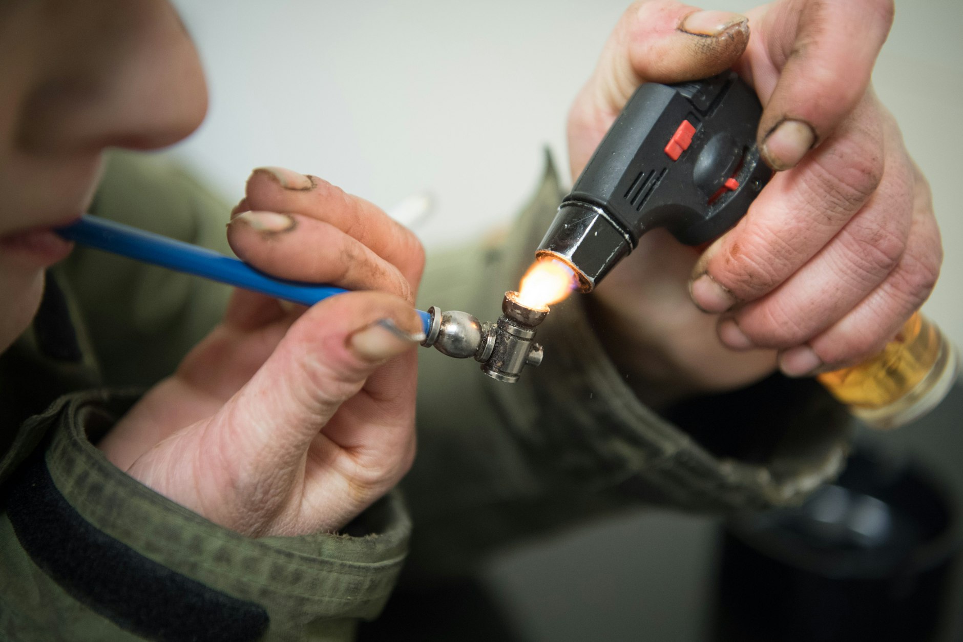 Berlin: Eine cracksüchtige Frau zündet sich mithilfe eines Gasbrenners eine Pfeife an.