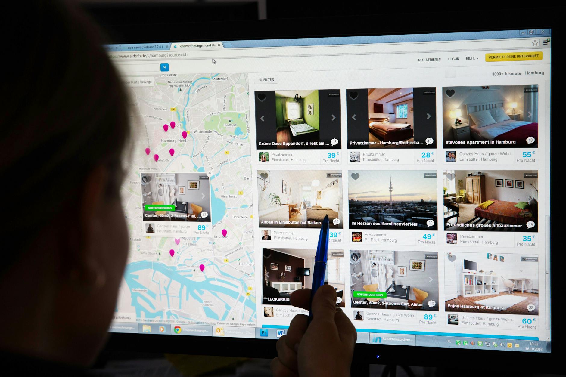 Eine Frau vergleicht Wohnungsangebote.