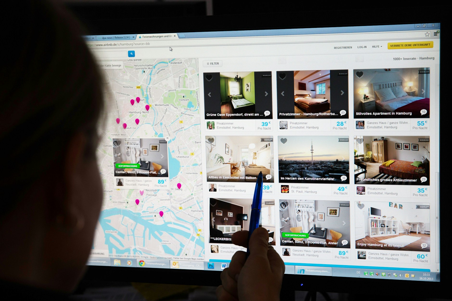 Eine Frau vergleicht Wohnungsangebote.