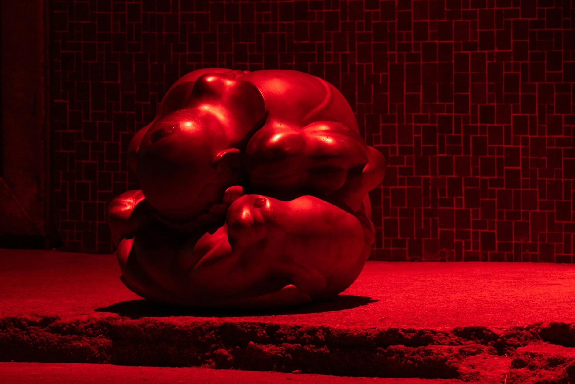 Beim Verlassen des Gebäudes begegnen die Besucher Cyprien Gaillards metallisch roten Skulptur eines weinenden Buddhas.