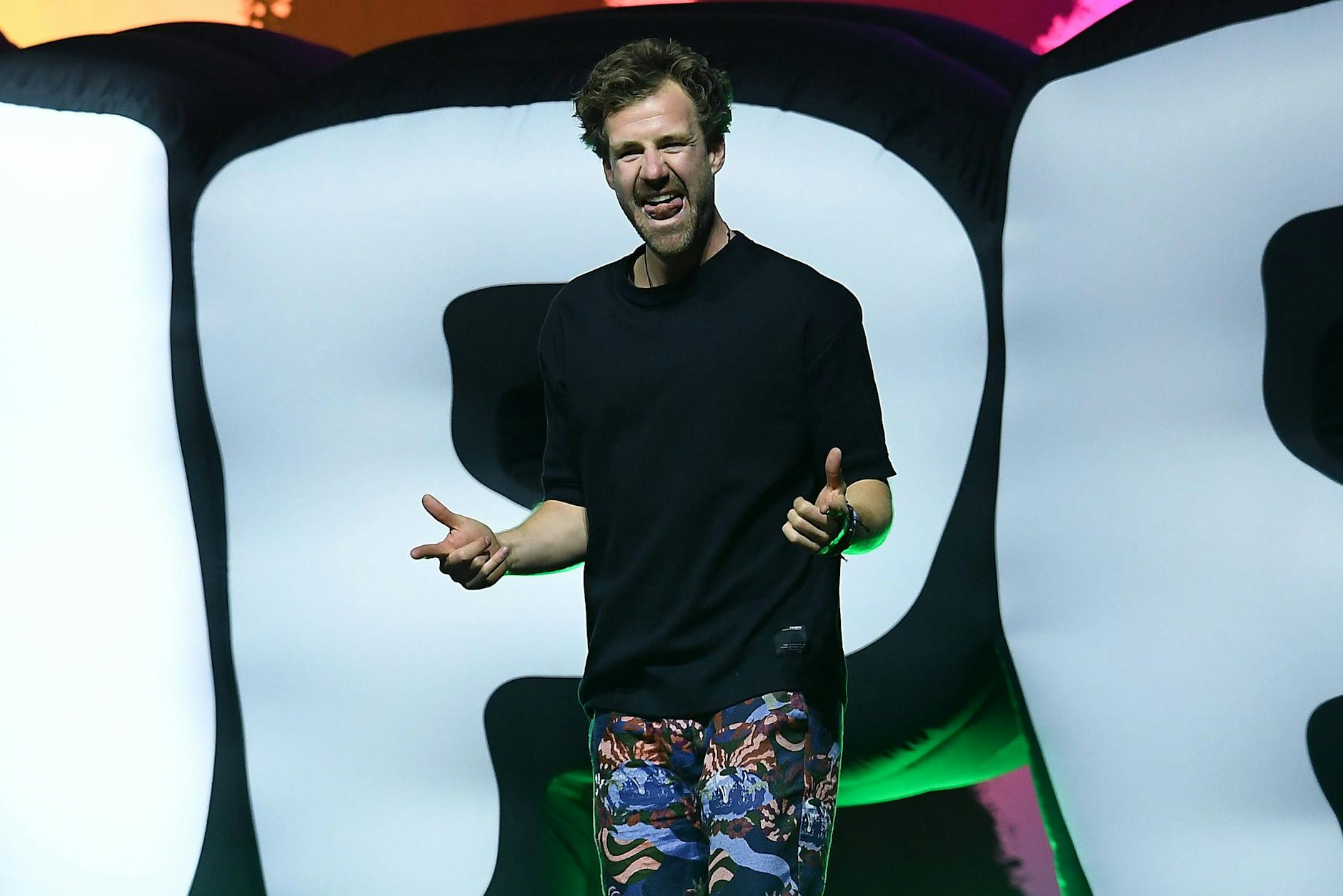 Zurück auf der Bühne und siegessicher: Luke Mockridge bei einem Auftritt im Juni.