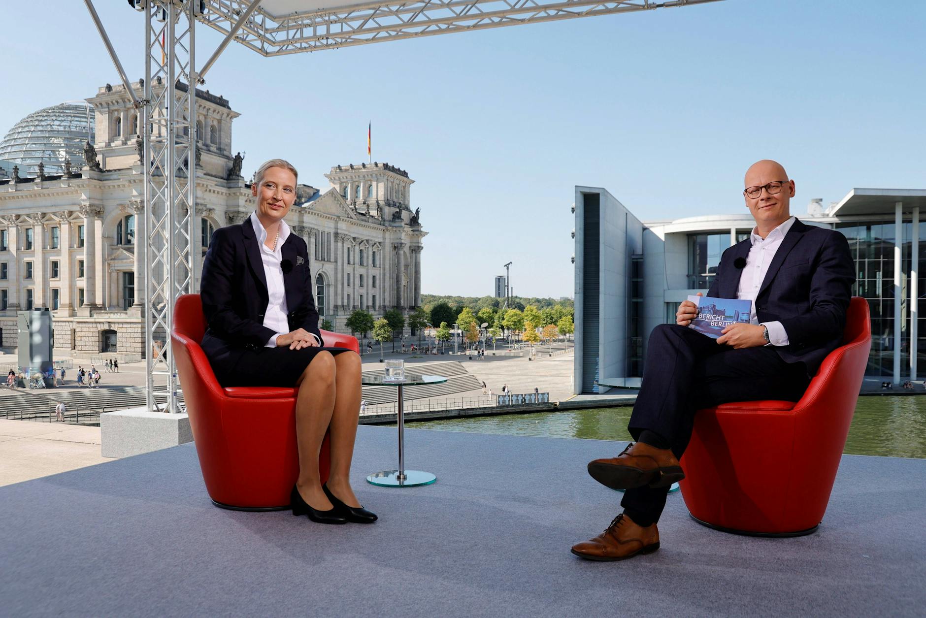 Alice Weidel (AfD) und Moderator Matthias Deiß beim ARD-Sommerinterview in Berlin.