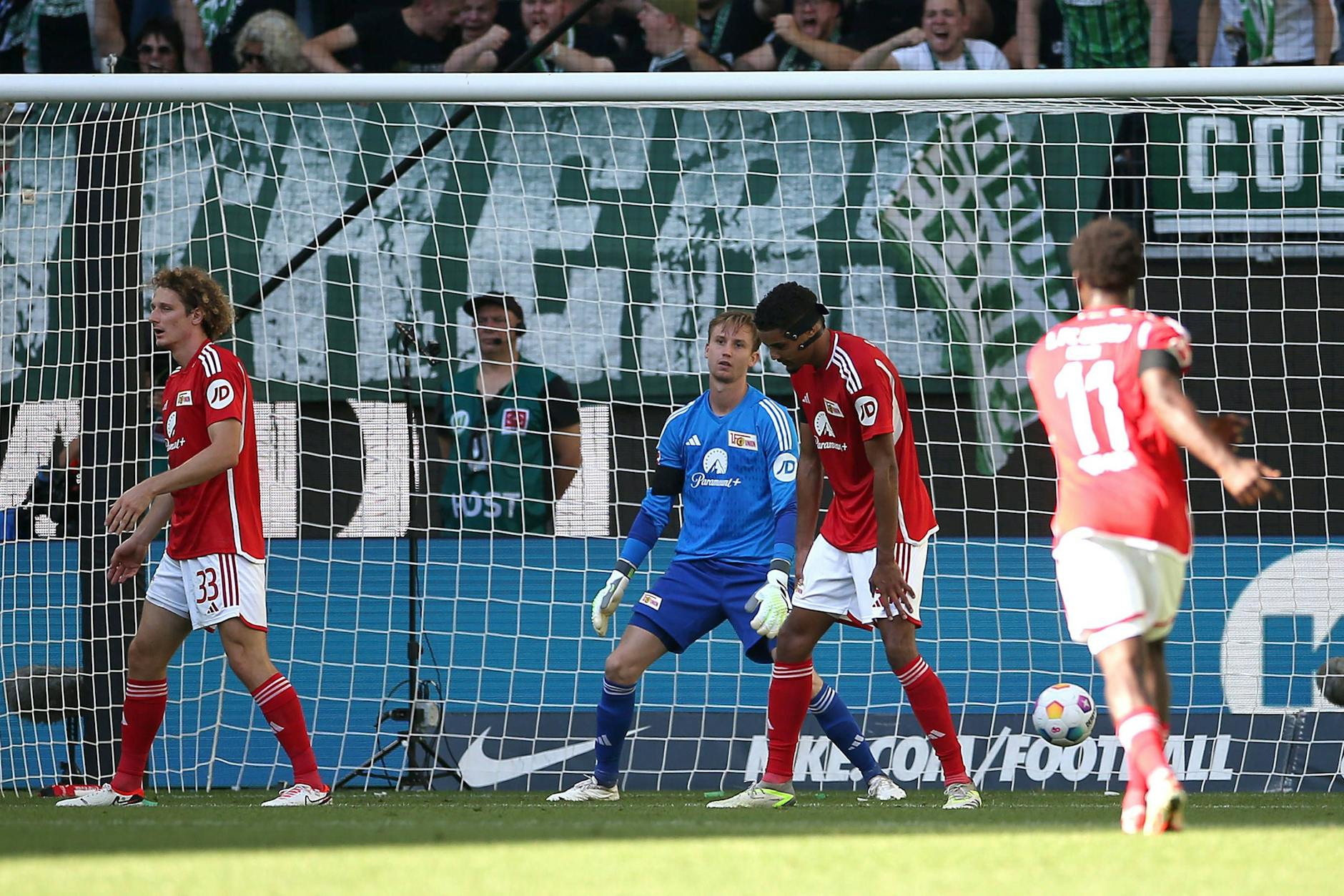 Enttäuschung und hängende Köpfe. Unions Alexander Kral, Torwart Frederik Rönnow und Danilho Doekhi können es nicht fassen. 1:2-Pleite beim VfL Wolfsburg.