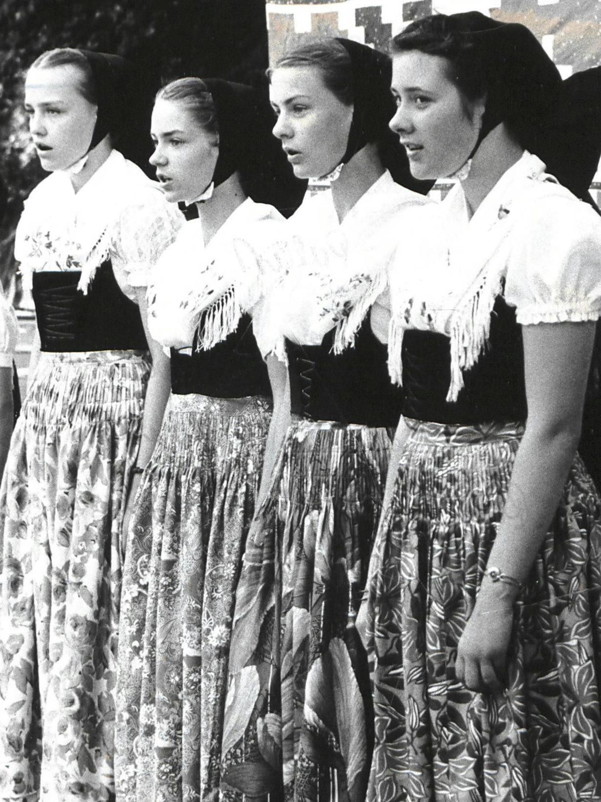 Auch in der DDR, hier 1989 in Dresden, wird die Trachtenkultur gepflegt.