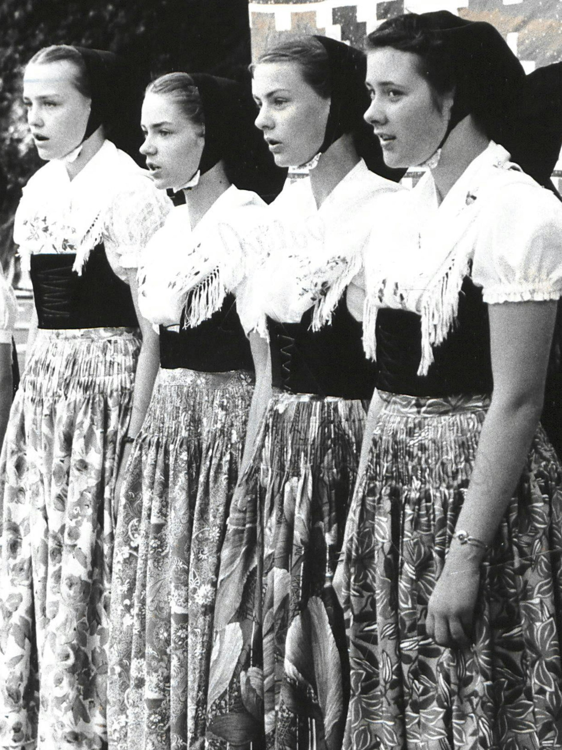 Auch in der DDR, hier 1989 in Dresden, wird die Trachtenkultur gepflegt.