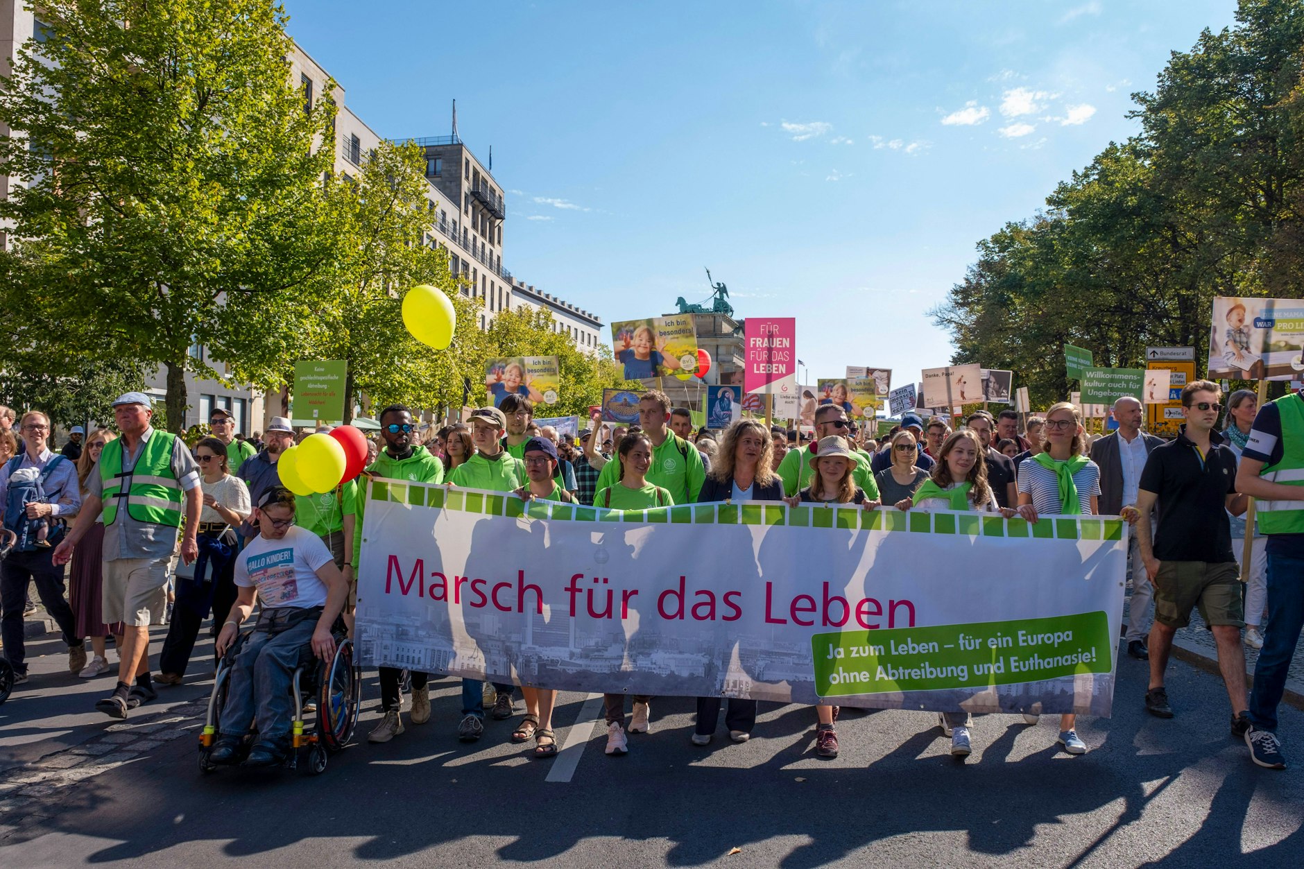 Mehrere Hundert Abtreibungsgegner haben am Samstag in Berlin für einen unbedingten Lebensschutz demonstriert. 