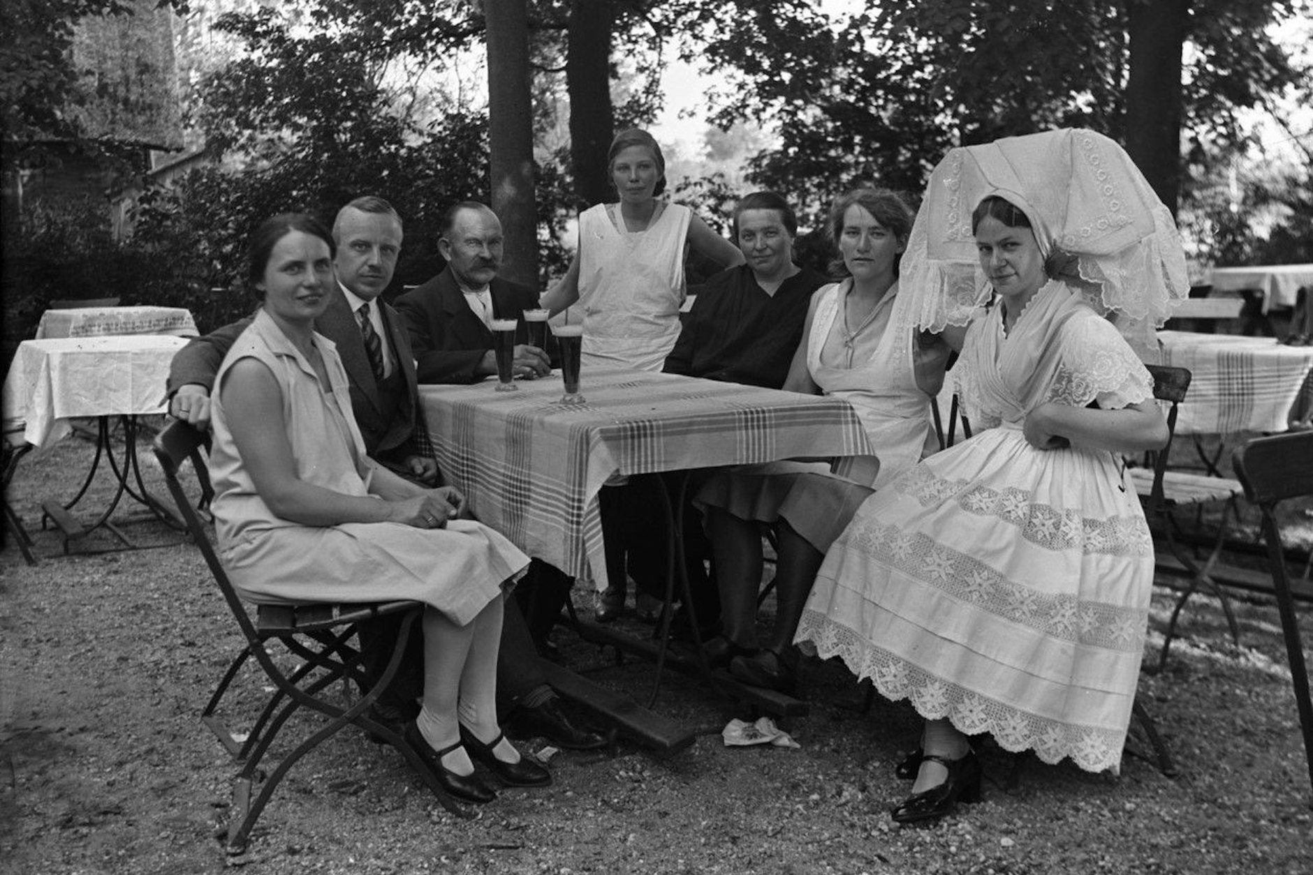 Zum Treff im Brandenburger Biergarten trägt die Dame um 1920 sorbisches Gewand, das erfreut die Touristen.
