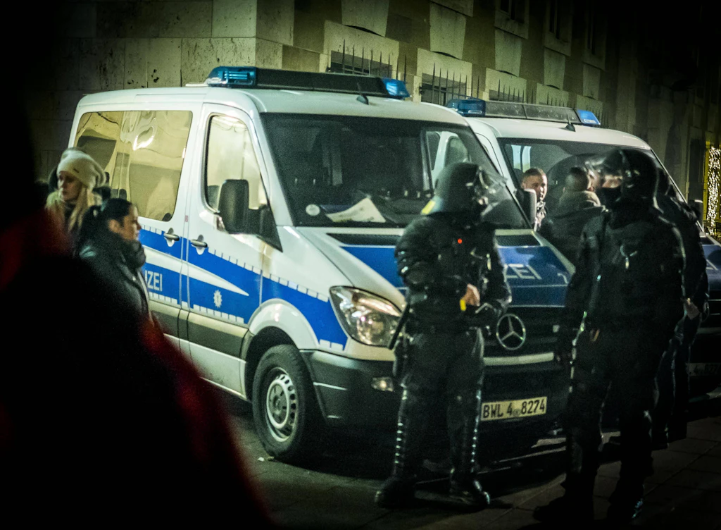 Polizisten, Feuerwehrleute, Retter: Wahnsinn, so häufig werden sie attackiert!