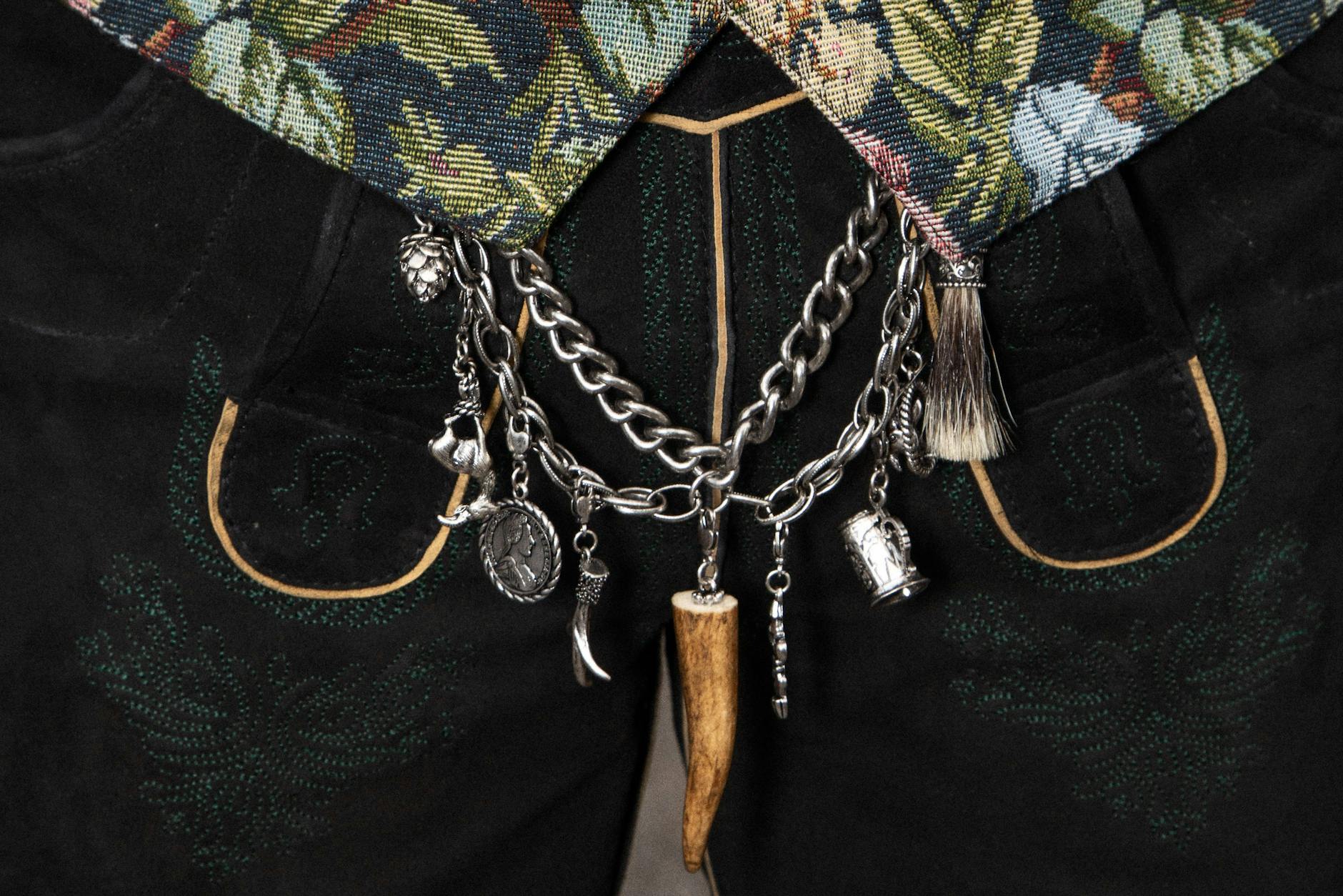 Untenrum könnte der Berliner auch ein waschechter Bayer sein, Wildsauzahn, Geweih und Dachsbart inklusive.