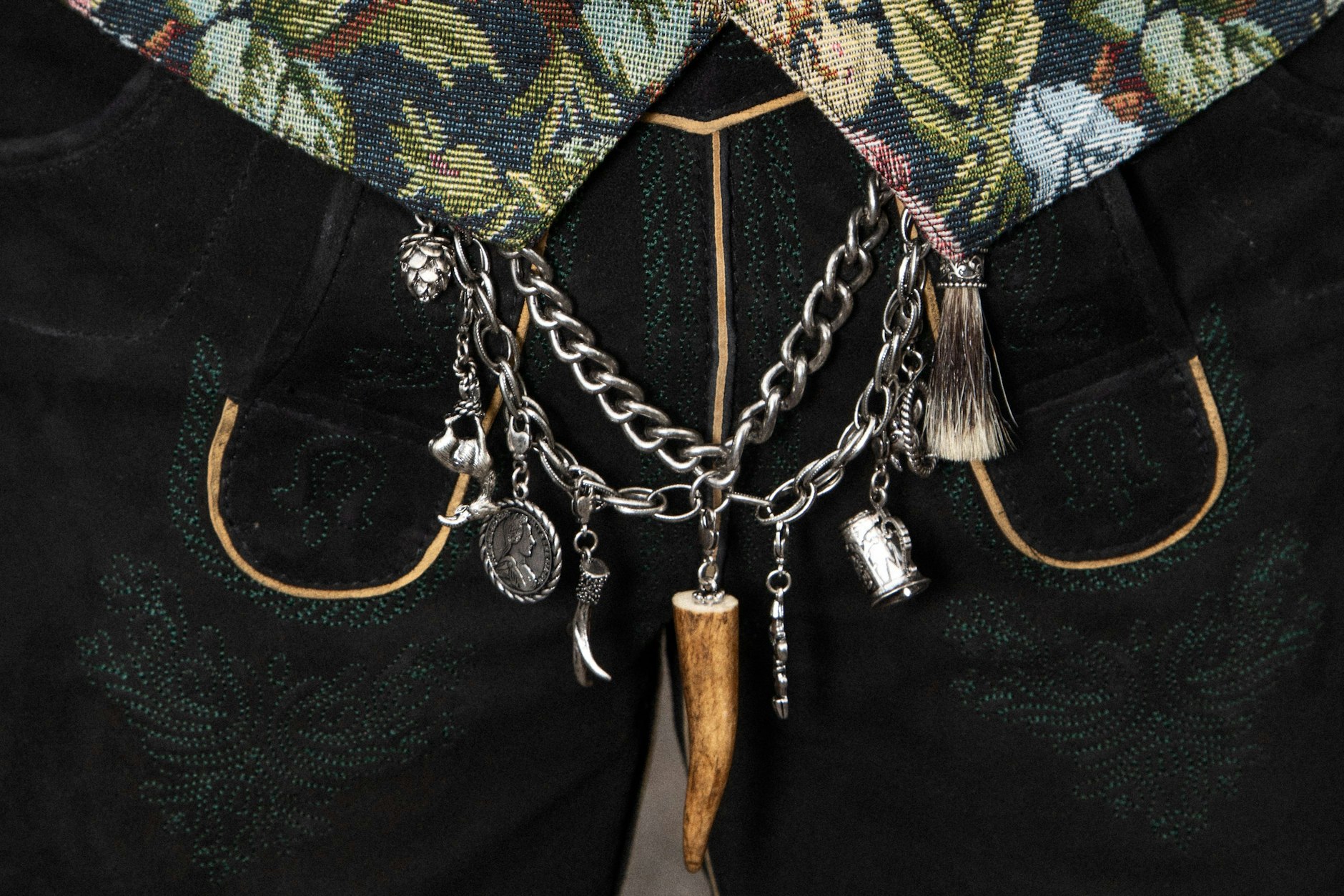 Untenrum könnte der Berliner auch ein waschechter Bayer sein, Wildsauzahn, Geweih und Dachsbart inklusive.