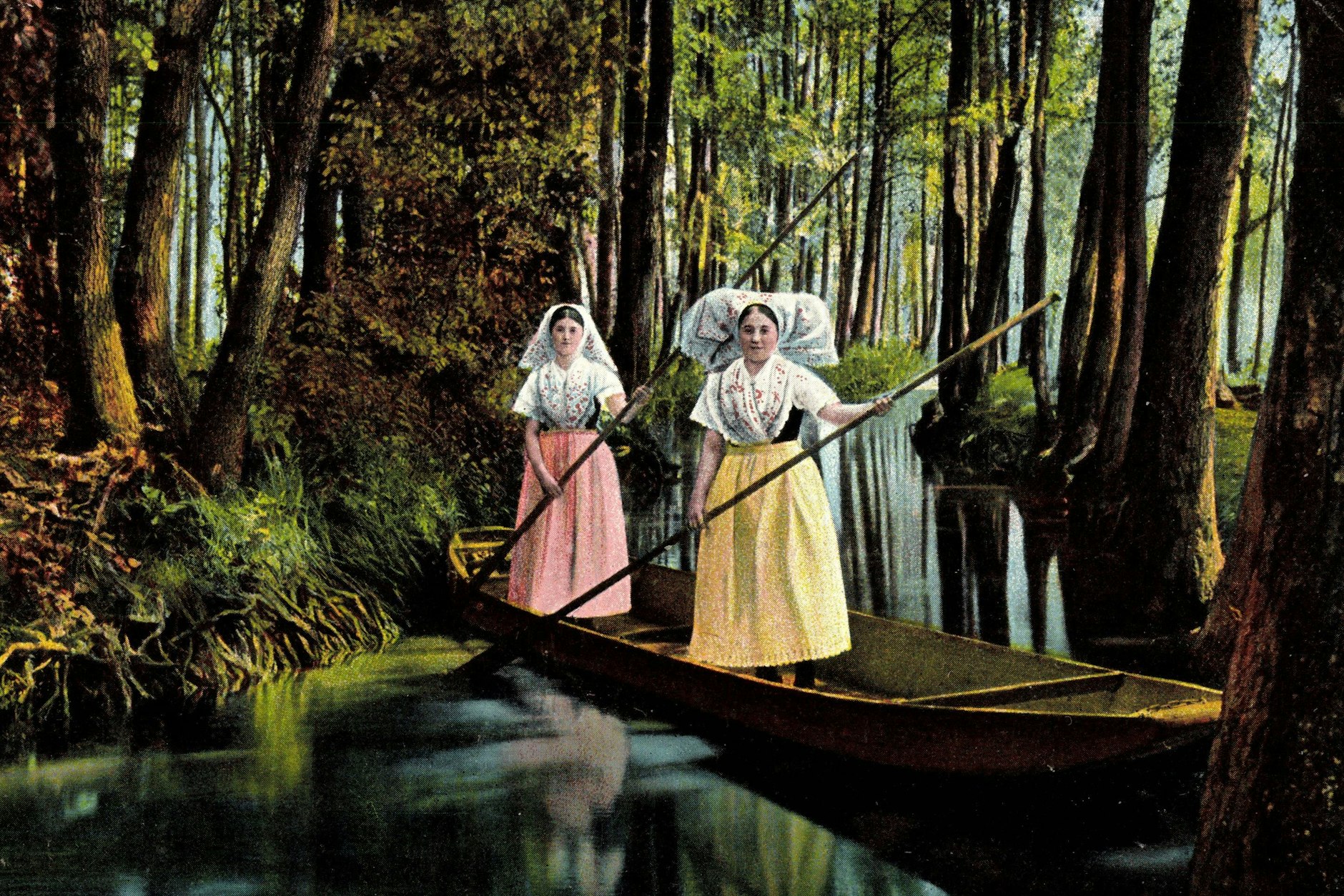 Auf Postkartenmotiven, hier eine Szene aus Lübbenau, wird die Schönheit des Spreewalds modisch unterstrichen.