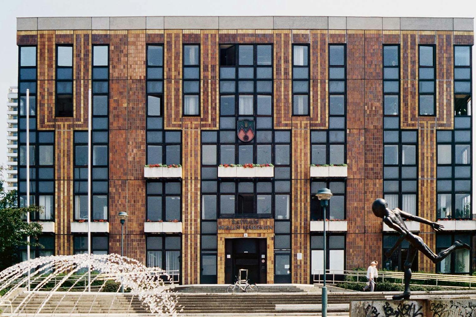 Das 1989 fertiggestellte Rathaus von Marzahn – untypischer Typenbau. Das war mit Kreativität und Beharrlichkeit möglich. Das Gebäude steht unter Denkmalschutz.