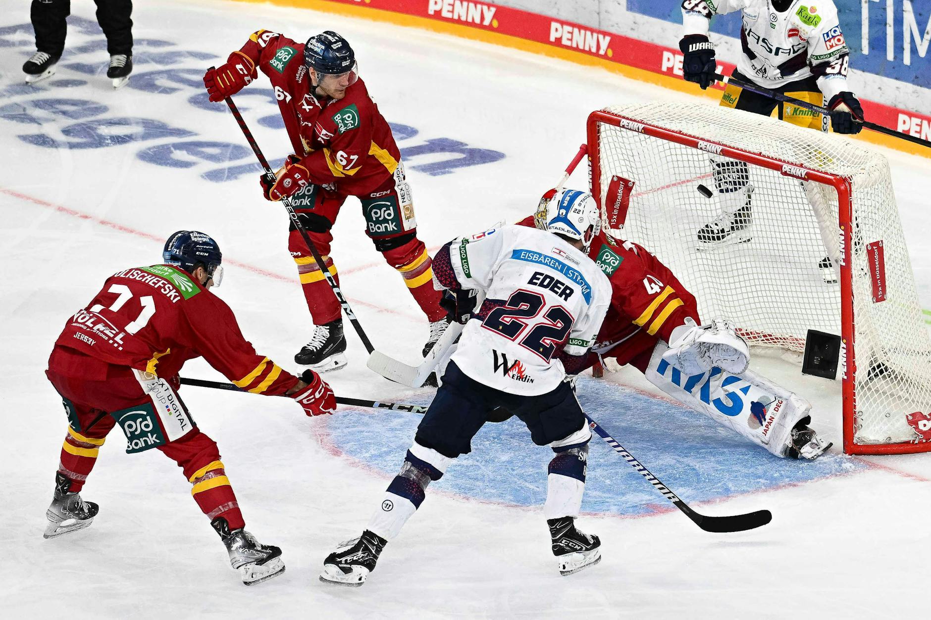 Wunderschön herausgespielt: Eisbär Tobias Eder vollendet eine tolle Kombination zum 2:0.