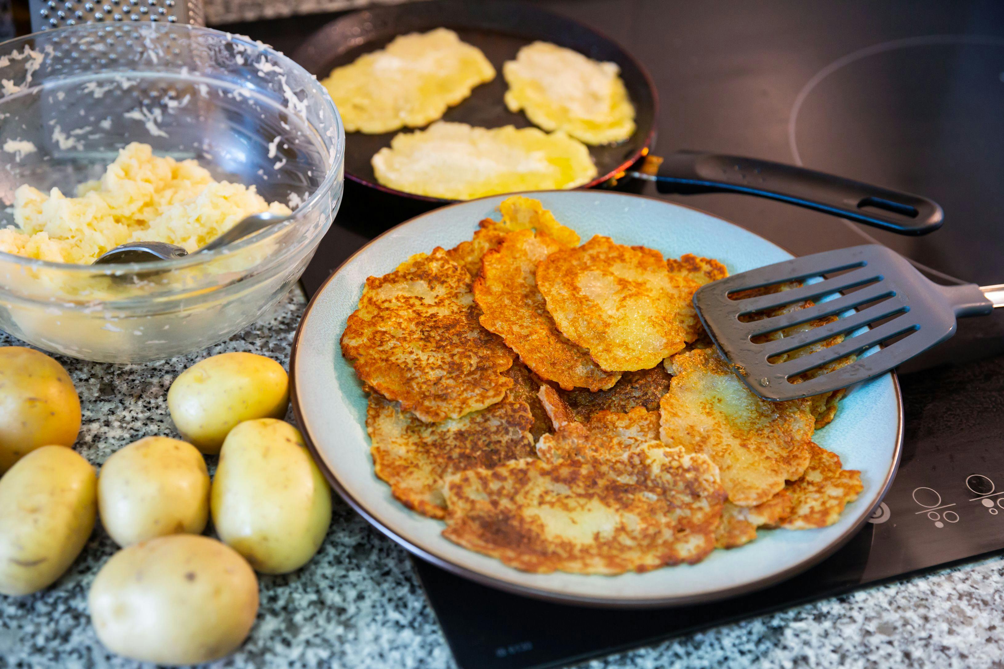 Kennen Sie Bramboraky? Das geniale Rezept für herzhafte tschechische ...