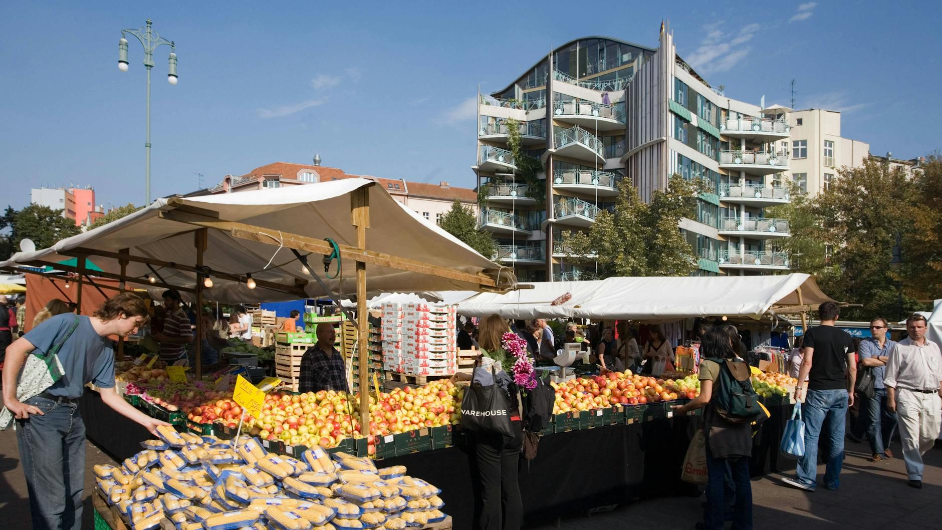 Der Markt am Winterfeldt Platz. Hier gibt es fast alles: Gemüse, Klamotten und Fischsuppe 