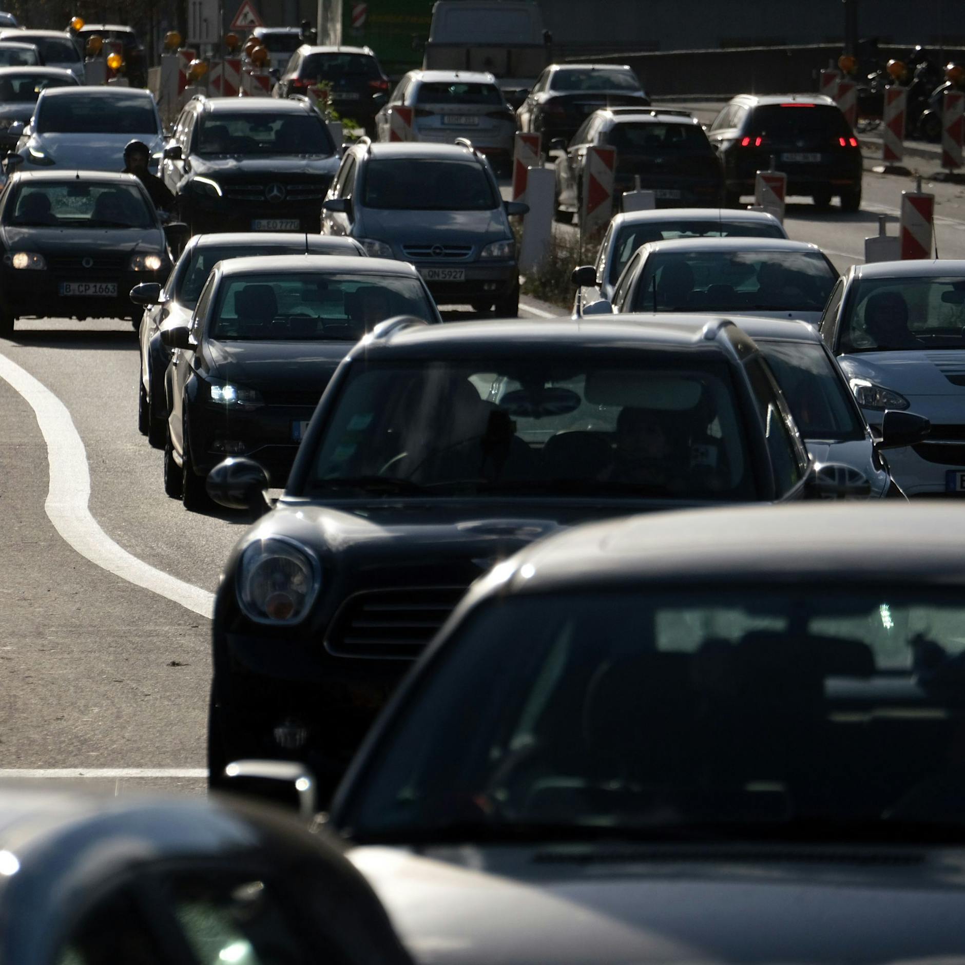 Klimakleber, Baustellen-Wahnsinn, Sperrungen: HIER staut sich der Verkehr ab Montag