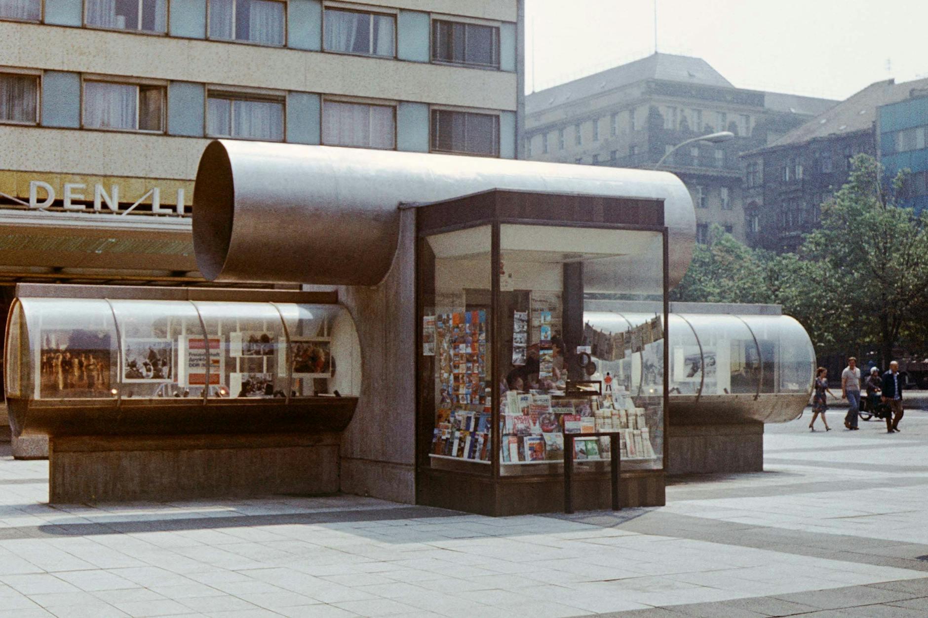 Der famose Zeitungspavillon Nowosti Unter den Linden Ecke Friedrichstraße zeugt von starkem Eigenwillen des jungen Architekten. Abgerissen.