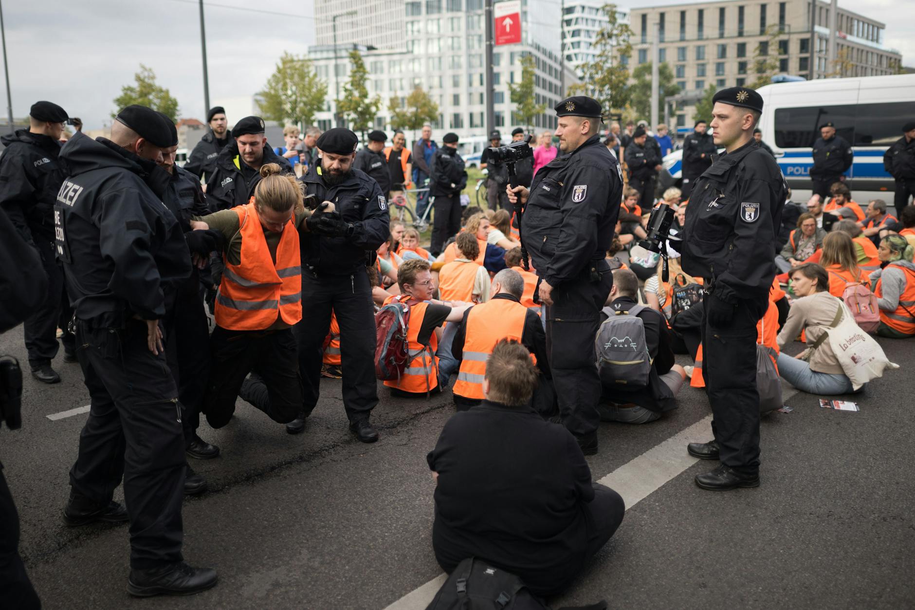Die Berliner Staatsanwaltschaft zählt bis heute über 2000 Verfahren gegen die Klima-Kleber.