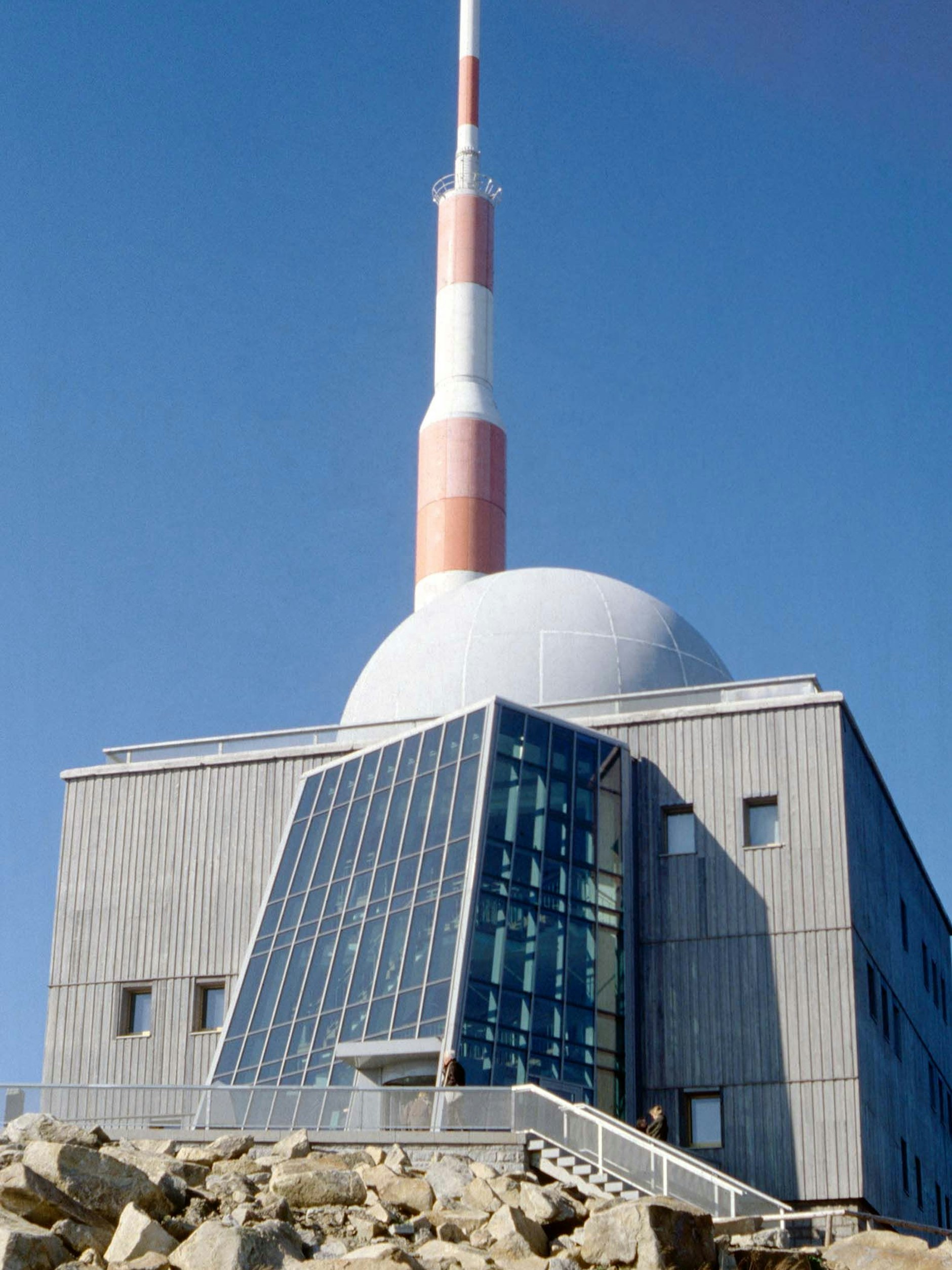 Brockenhaus: Den ehemaligen Abhörbunker öffnete der Architekt durch einen Glaskeil – der bringt Licht ins Dunkel.