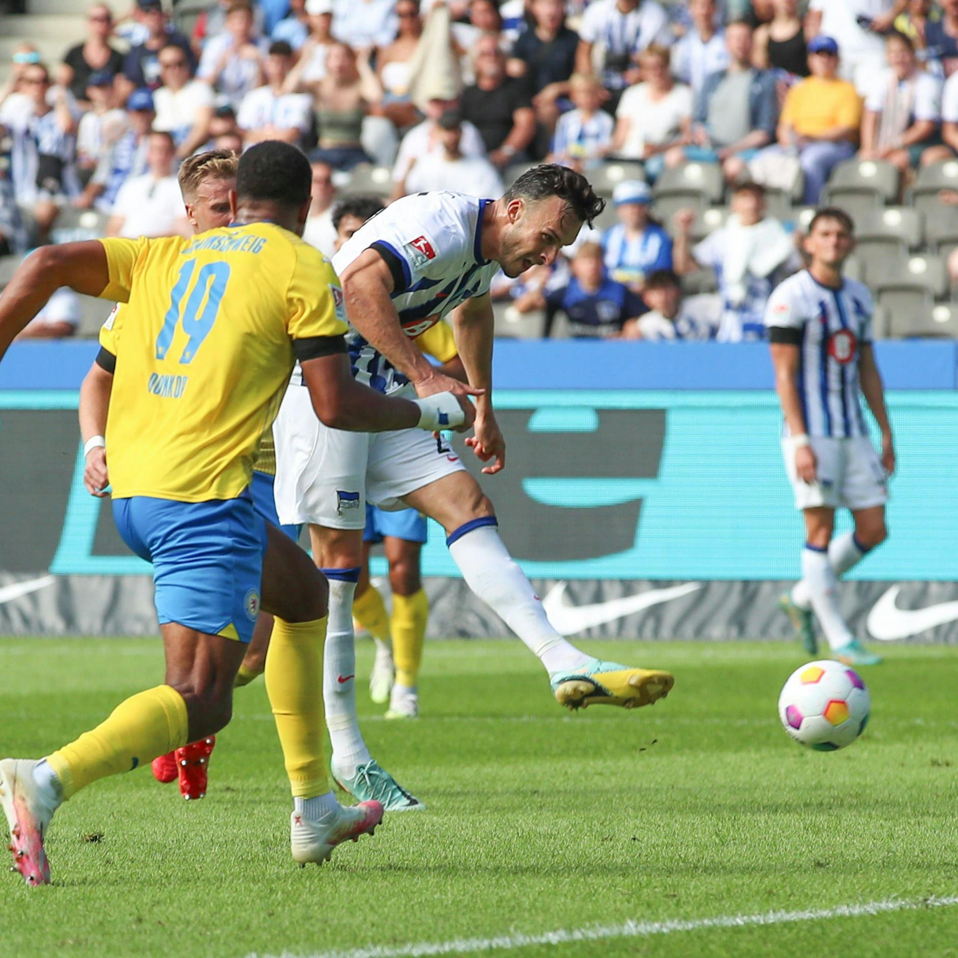 Tabakovic zum Dritten! Herthas neuer Torjäger trifft gnadenlos und zielsicher zum 3:0 gegen Baunschweig.