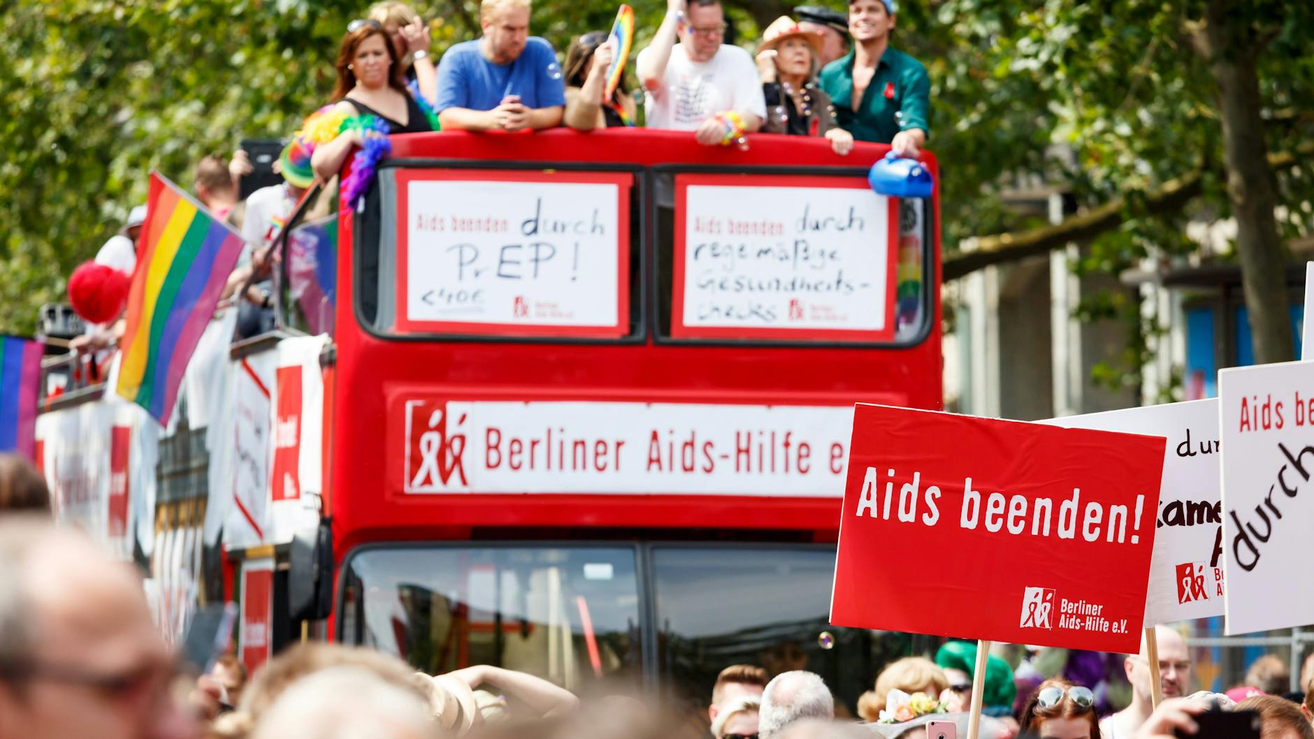 Ein Wagen der Berliner Aids-Hilfe auf dem CSD