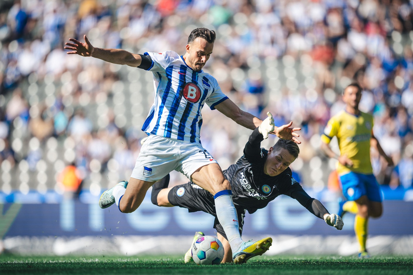 Hertha BSC gegen Eintracht Braunschweig Haris Tabakovic schießt die