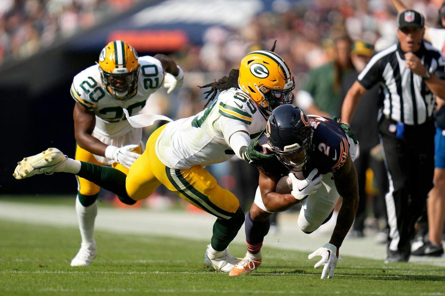 Green Bay Packers Linebacker Kingsley Enagbare (55) geht gegen Chicago Bears Wide Receiver DJ Moore vor.