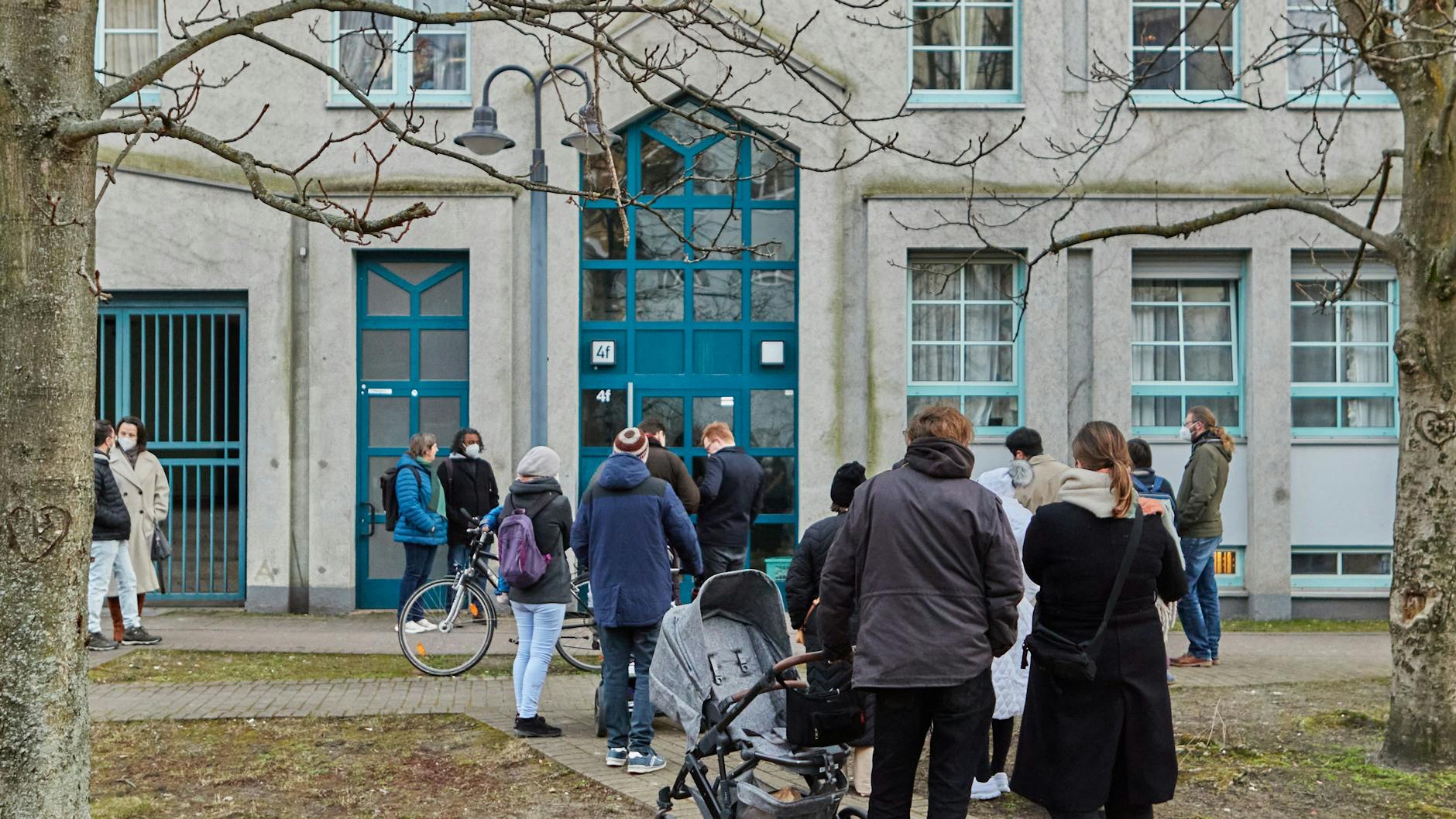 Schlange stehen bei Wohnungsbesichtigungen – ganz normal in Berlin