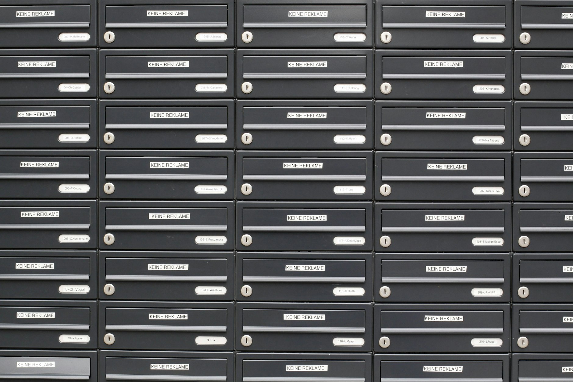 Normalerweise bringt der Briefträger oder die Briefträgerin die Post.