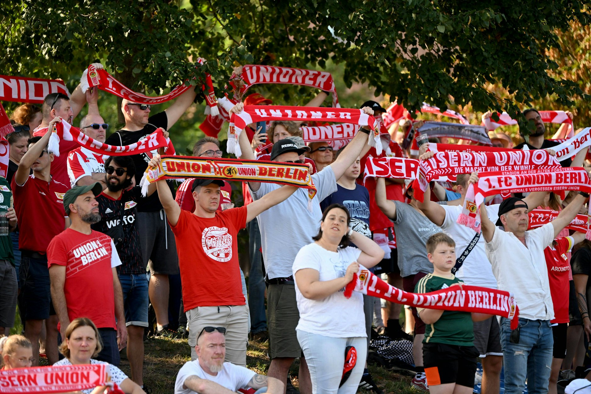 Fans van 1. FC Union Berlin steunen de vrouwen van de club in de topper tegen Victoria.