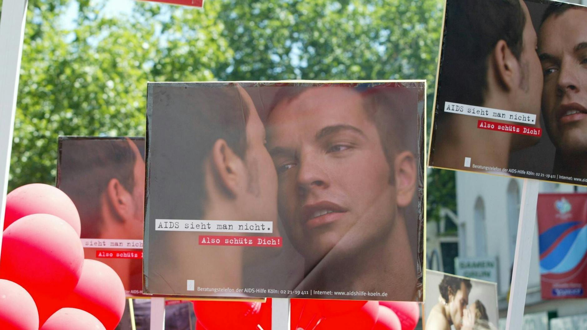 Eine Plakatkampagne in Köln, um auf Aids aufmerksam zu machen