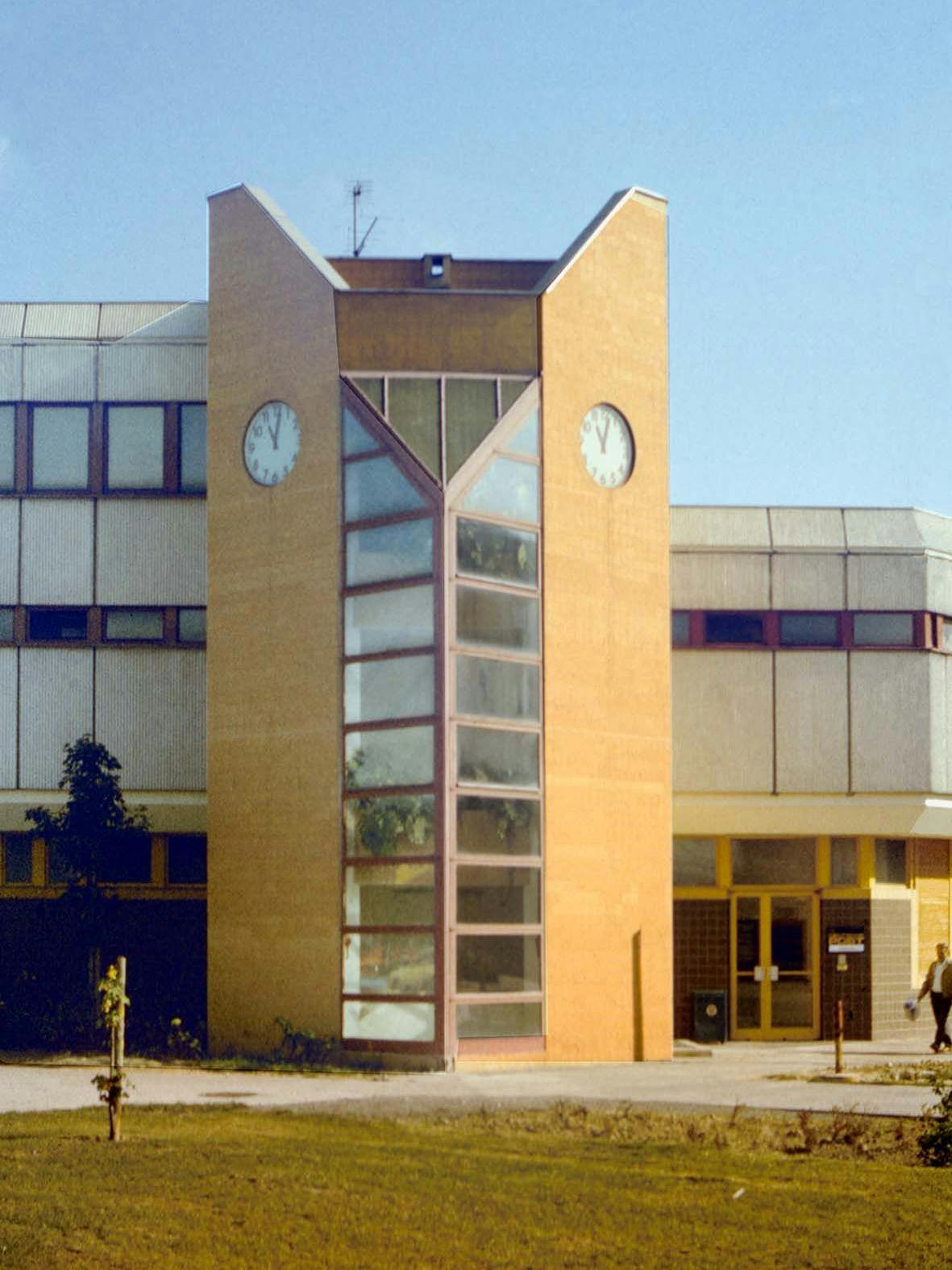 Architektur mit Witz: Treppenhaus an der Hauptpost Berlin-Marzahn – die Eule. Die Ringkolonnaden, Geschäftszentrum von Marzahn, wurden 2010 teilweise abgerissen.