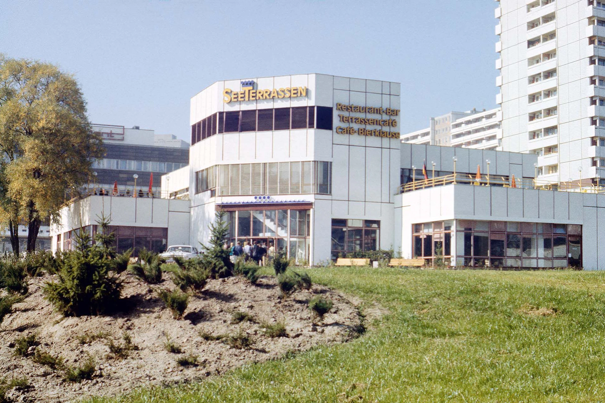 Seeterrassen am Fennpfuhl mit Restaurant, Bar, Café und Bierklause: beliebt, dem Abriss Ost zum Opfer gefallen
