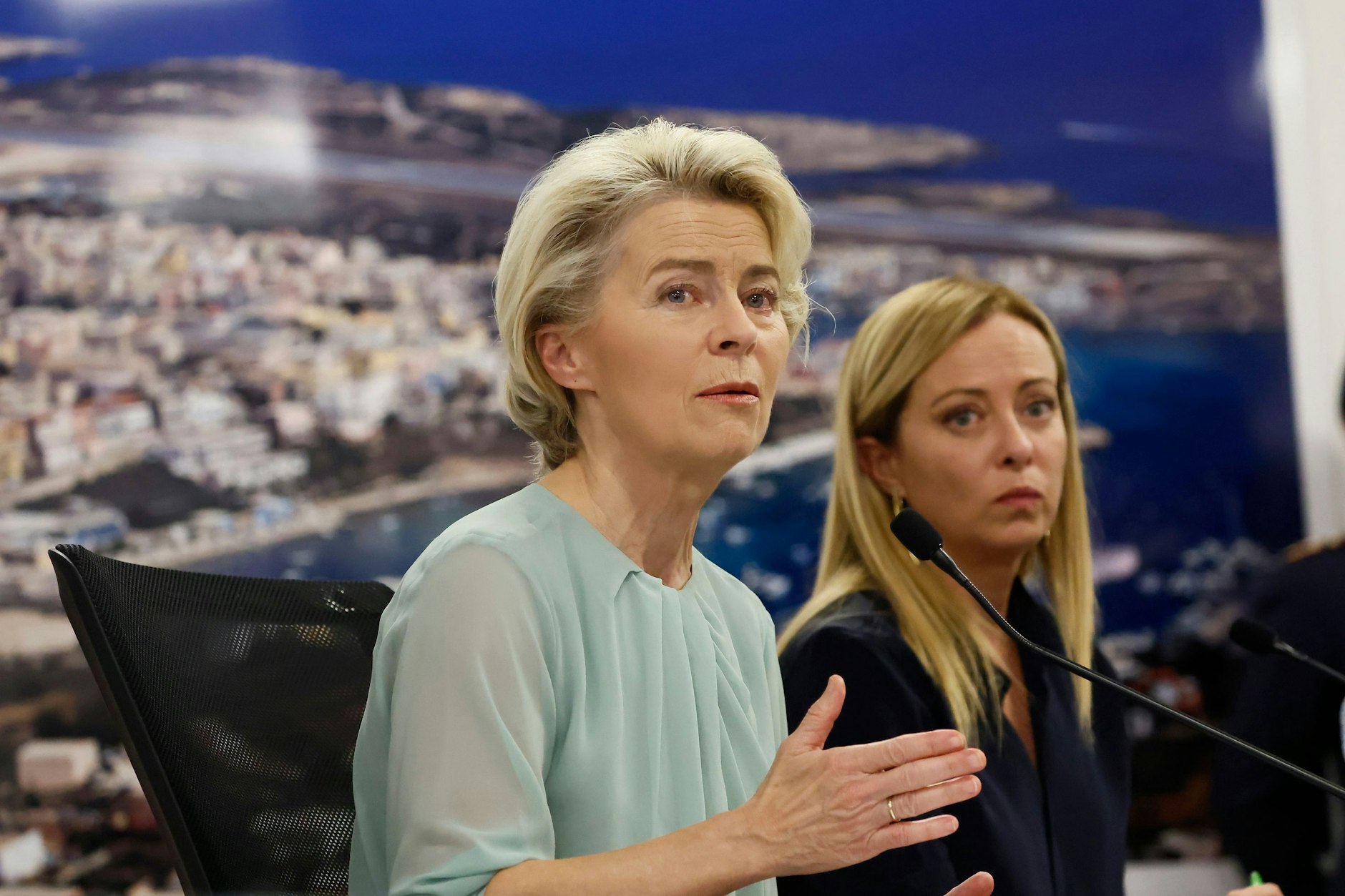 Lampedusa: EU-Kommissionschefin Ursula von der Leyen&nbsp;und Italiens&nbsp;Ministerpräsidentin Giorgia Meloni sprechen während einer gemeinsamen Pressekonferenz zu Journalisten