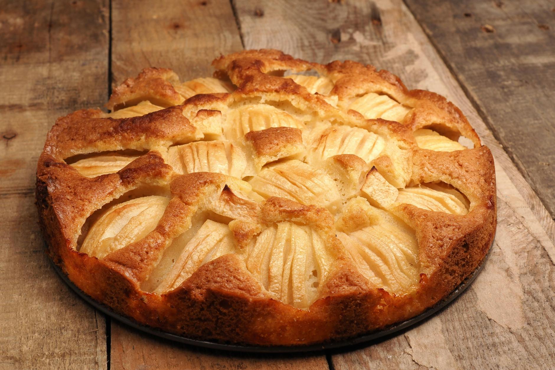 Ganz besonders gut schmeckt Apfelkuchen mit Rührteig, direkt aus der Springform ist er ein wahrer Gaumenschmaus!