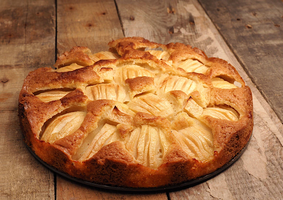 Ganz besonders gut schmeckt Apfelkuchen mit Rührteig, direkt aus der Springform ist er ein wahrer Gaumenschmaus!
