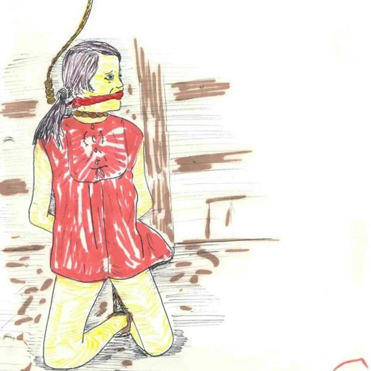 Das zweite weibliche Opfer trägt ein rotes kurzes Kleid, ist geknebelt und gefesselt und trägt eine Galgenschlinge um den Hals.