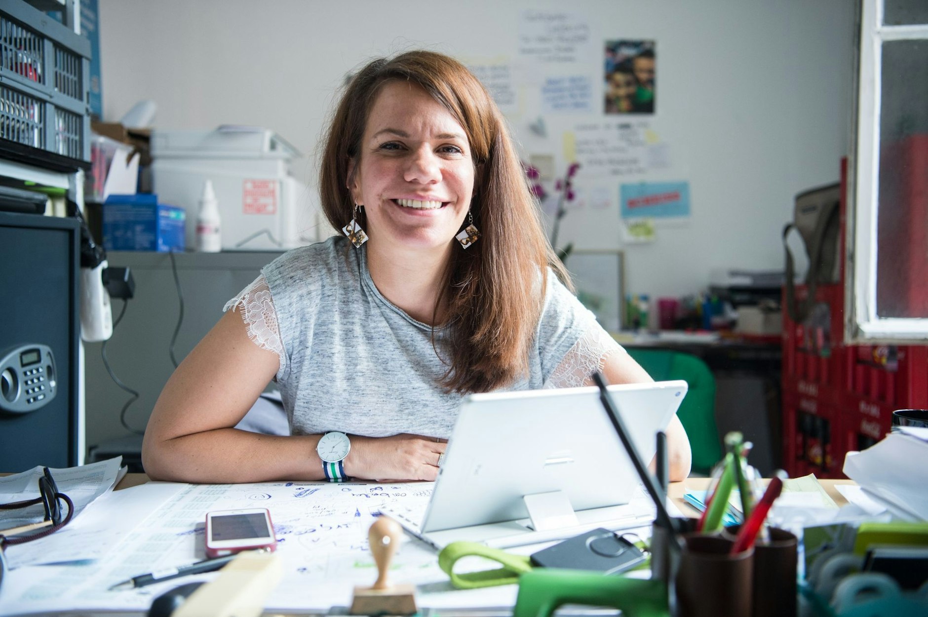 ARCHIV - Diana Henniges, Gründerin des Vereins Moabit hilft, sitzt an einem Tisch.  