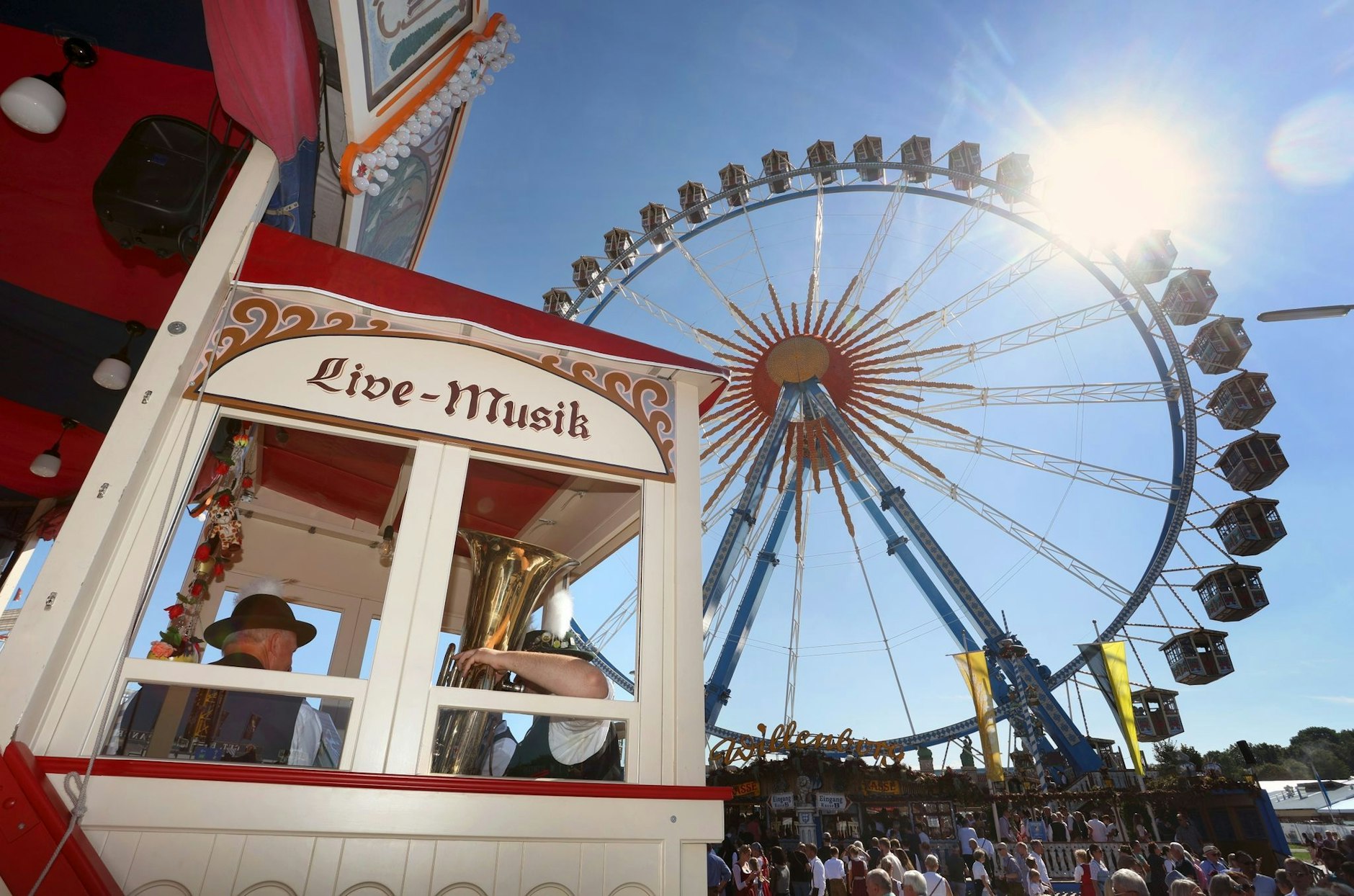 Live Blasmusik wird am traditionellen Fahrgeschäft «Krinoline» gespielt.  