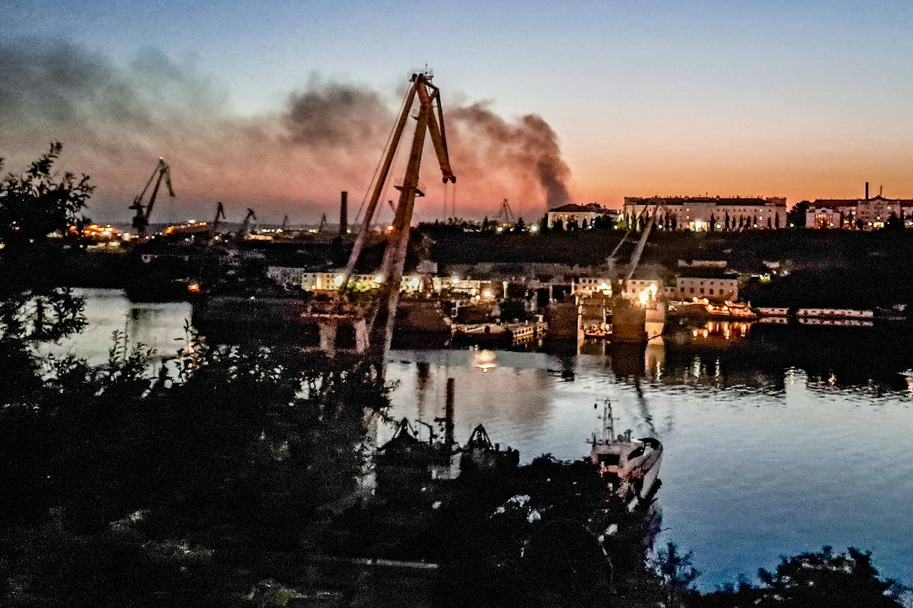 Die Angriffe am Abend sollen erneut militärische Einrichtungen in der Hafenstadt Sewastopol getroffen haben. Hier ist der Hafen der Stadt nach einem früheren ukrainischen Angriff am 13. September zu sehen.